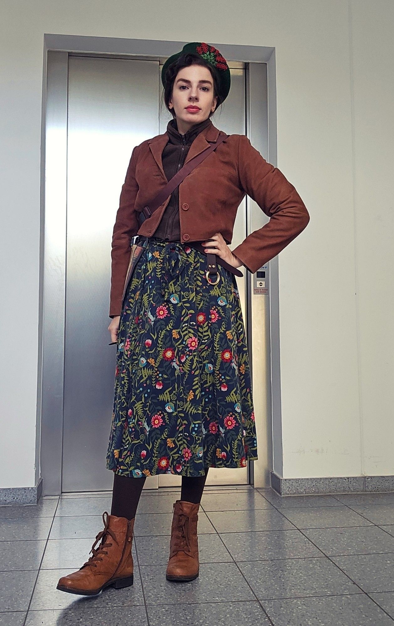 Foto von Marina in Midi-Kleid, brauner kurzer Lederjacke, Beret und Stiefeletten