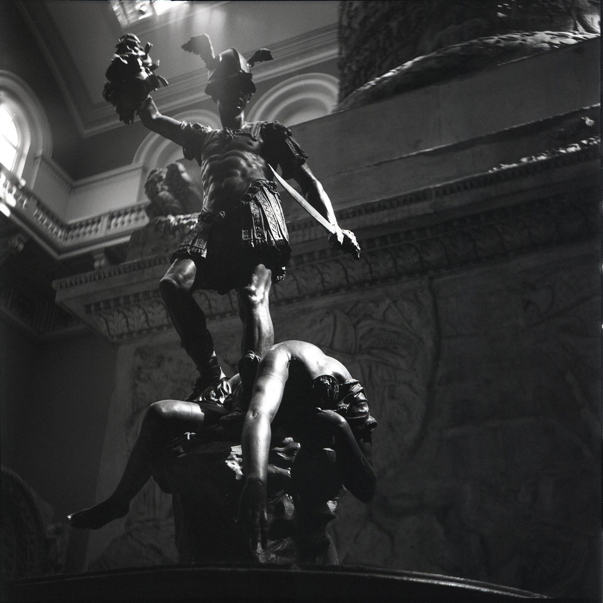 Statue of Perseus holding the head of Medusa