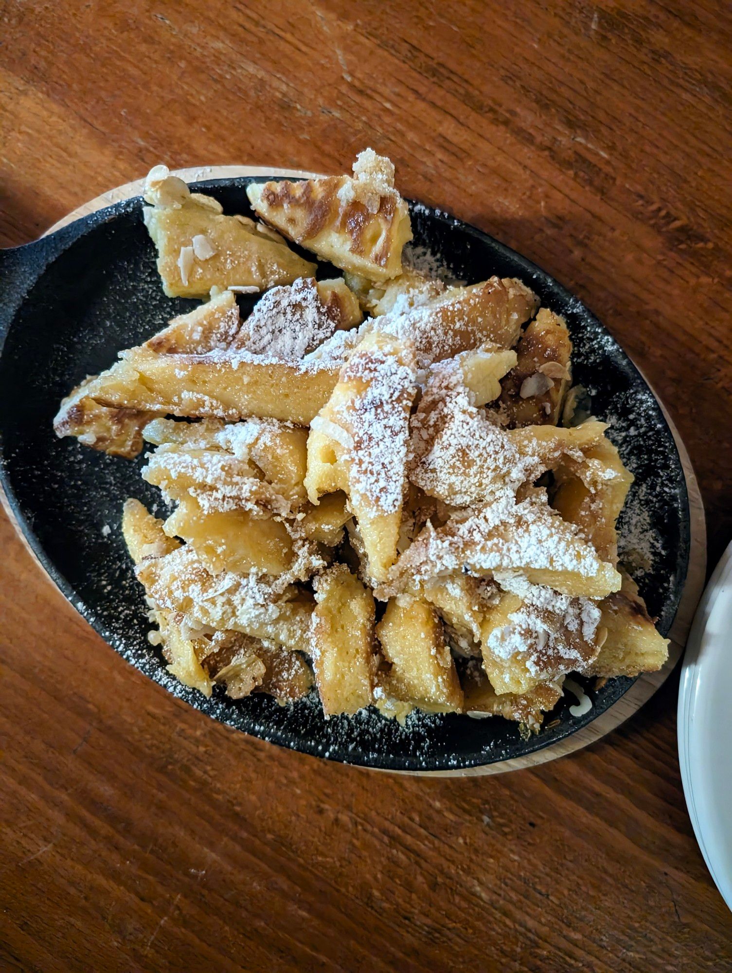 Ein kleine ovale Pfanne voll mit Kaiserschmarrn