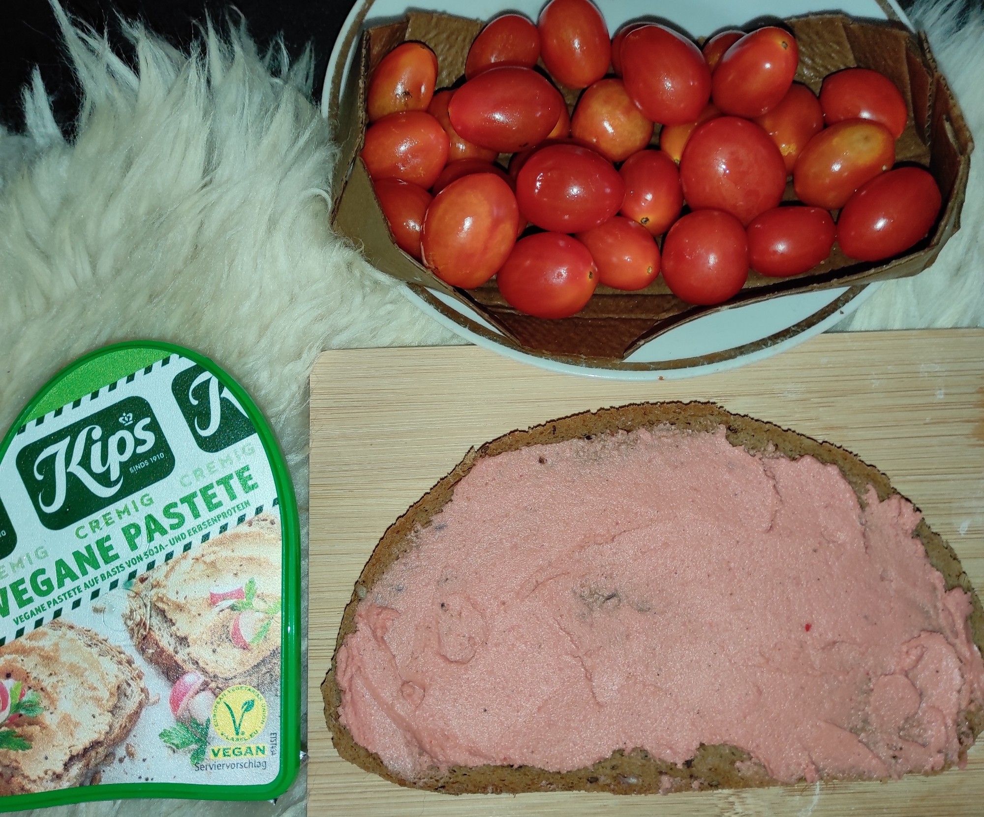 Vegane Pastete von Kips, Stulle mit der Pastete beschmiert, Cherrytomaten.