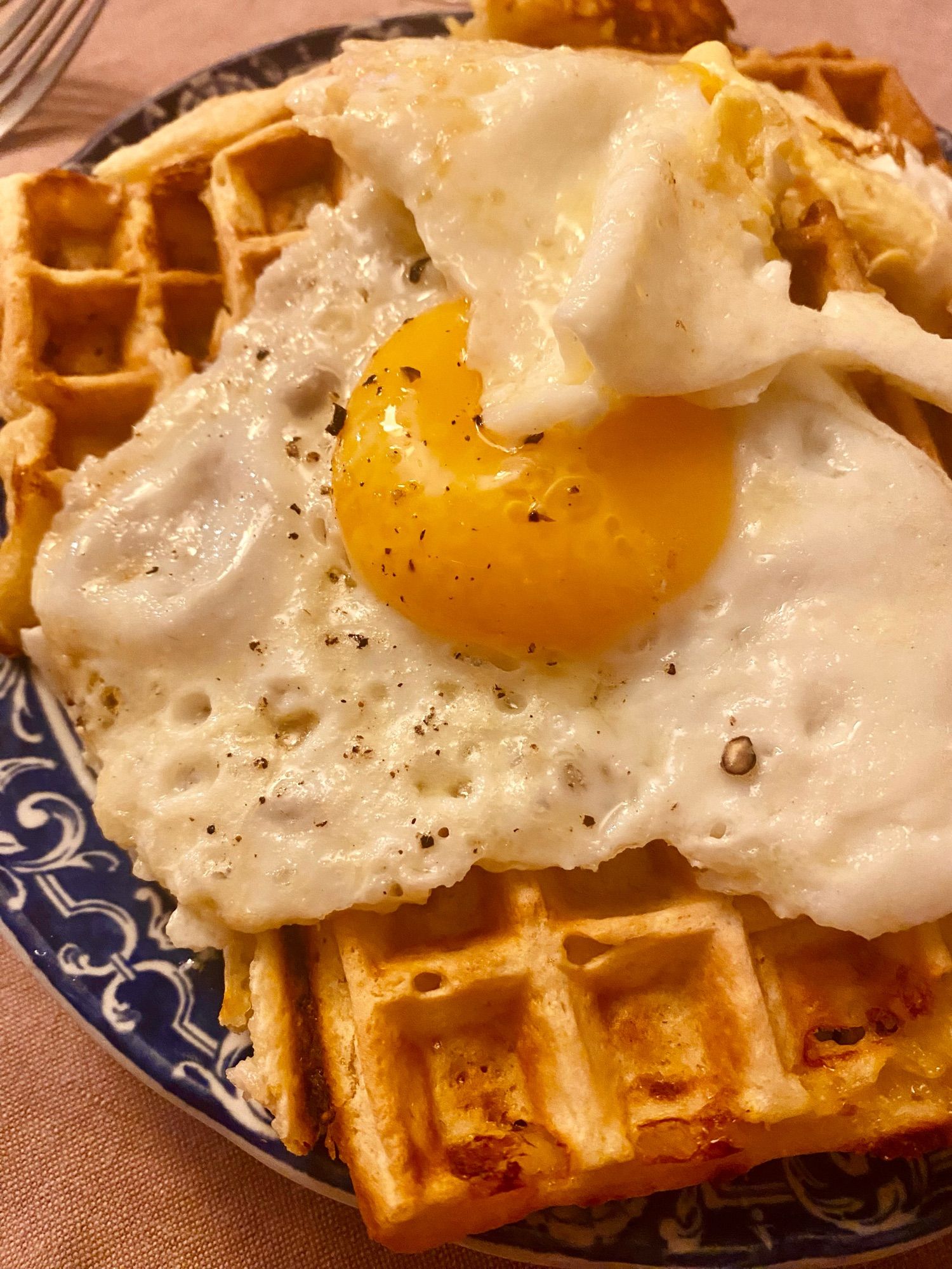 Un peu au plat posé sur des gaufres dorées.