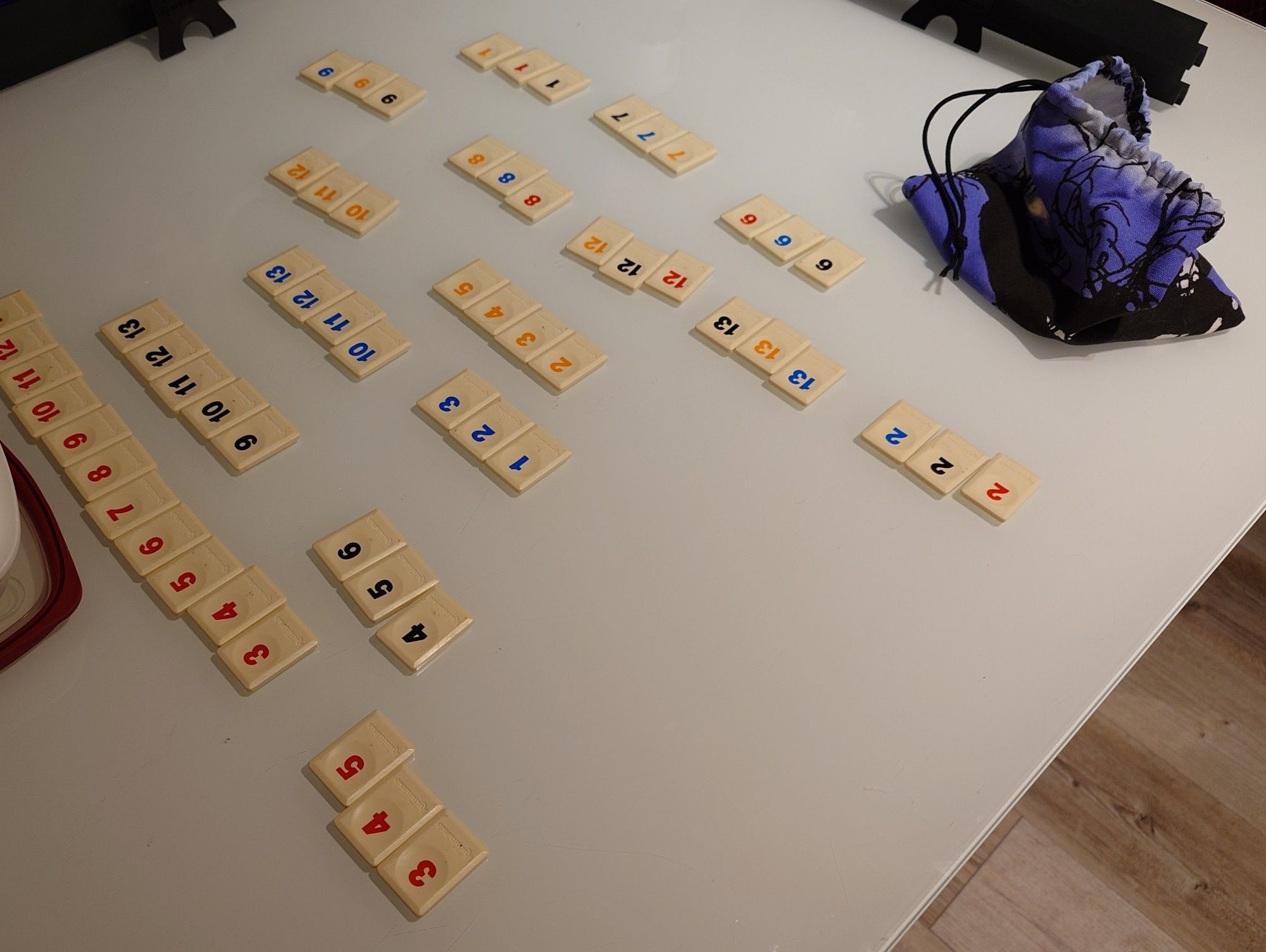 Kesken oleva Rummikub -matsi.