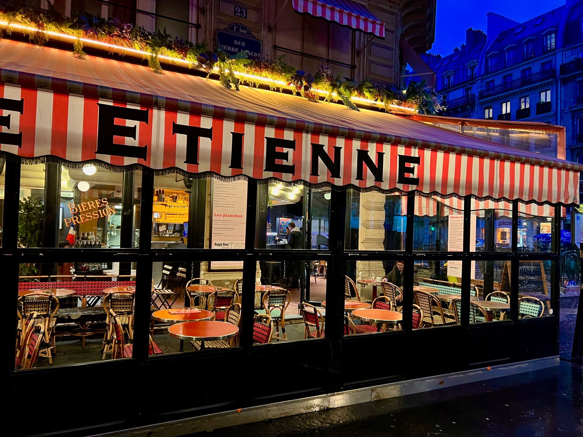 Un café de Paris, avant le jour