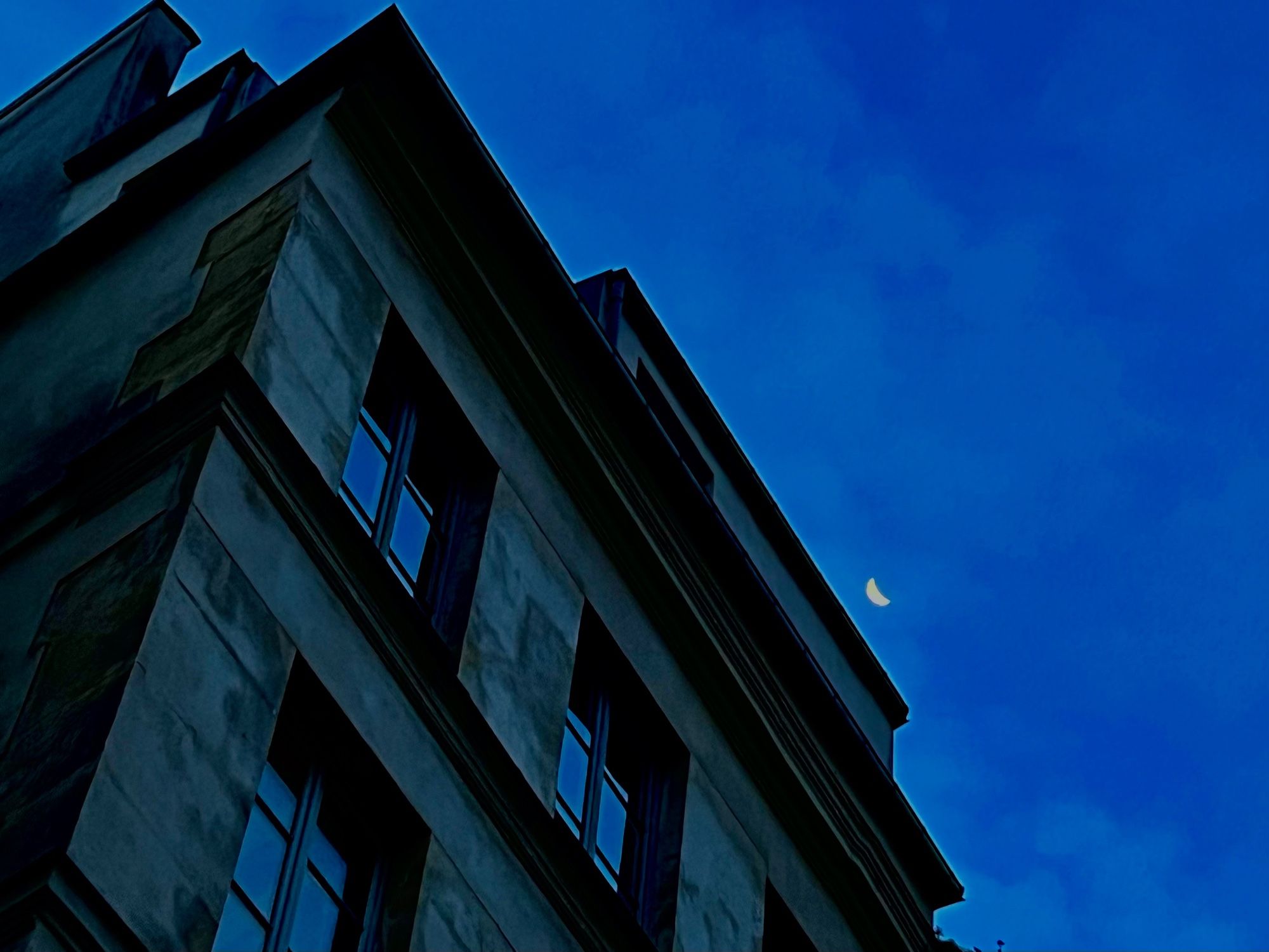 Un croissant de lune par dessus les toits de Paris