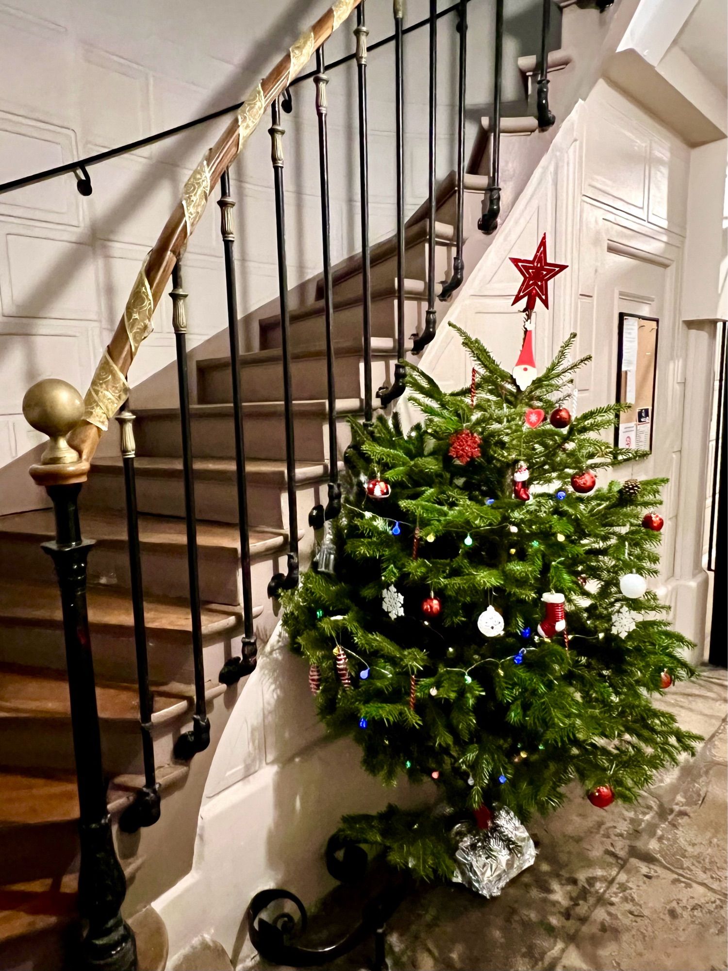 Mon escalier à Paris avec un joli sapin fait par le concierge