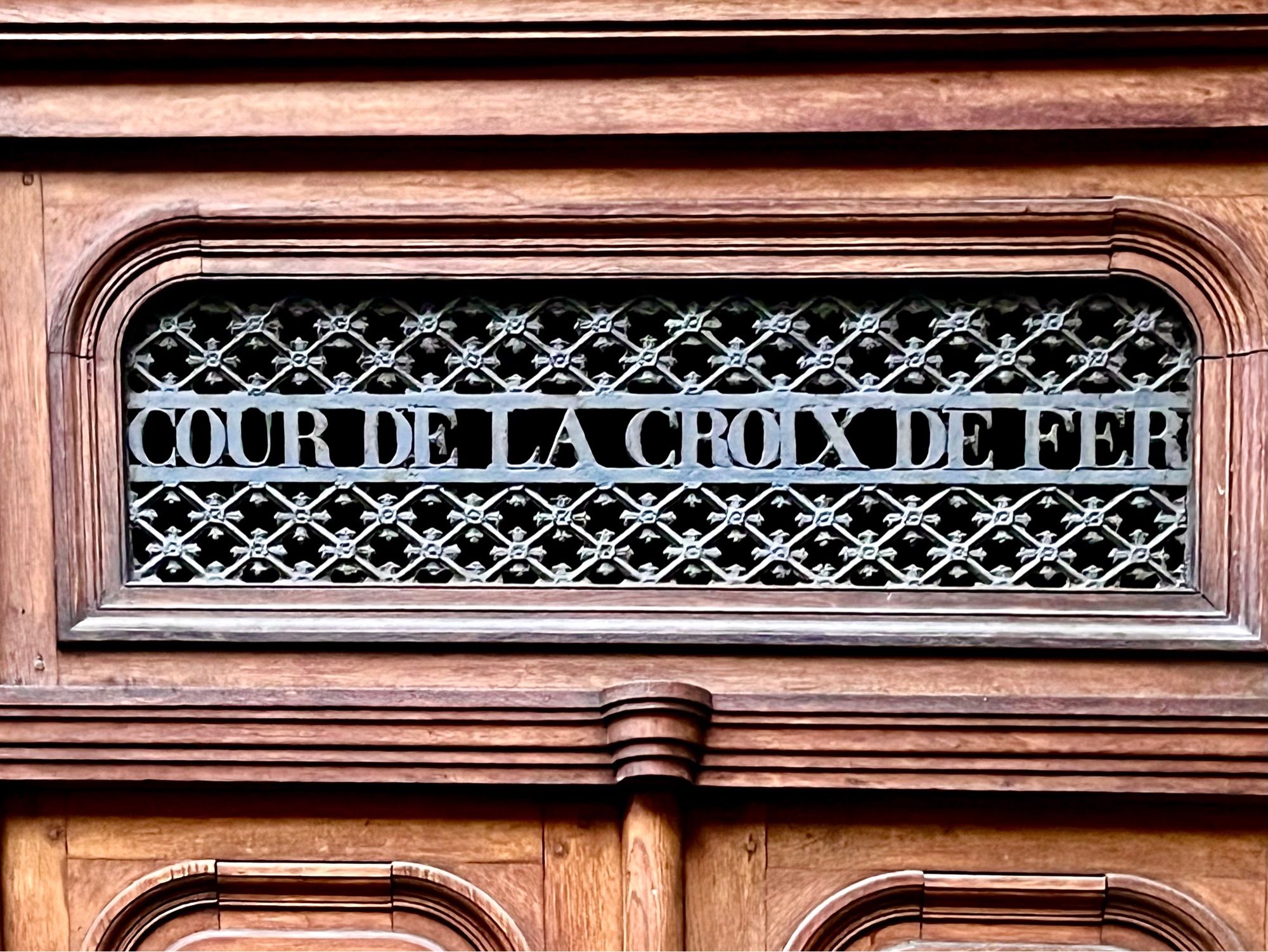 Au-dessus d’une porte rue Saint-Denis, l’indication d’une cour mystérieuse…