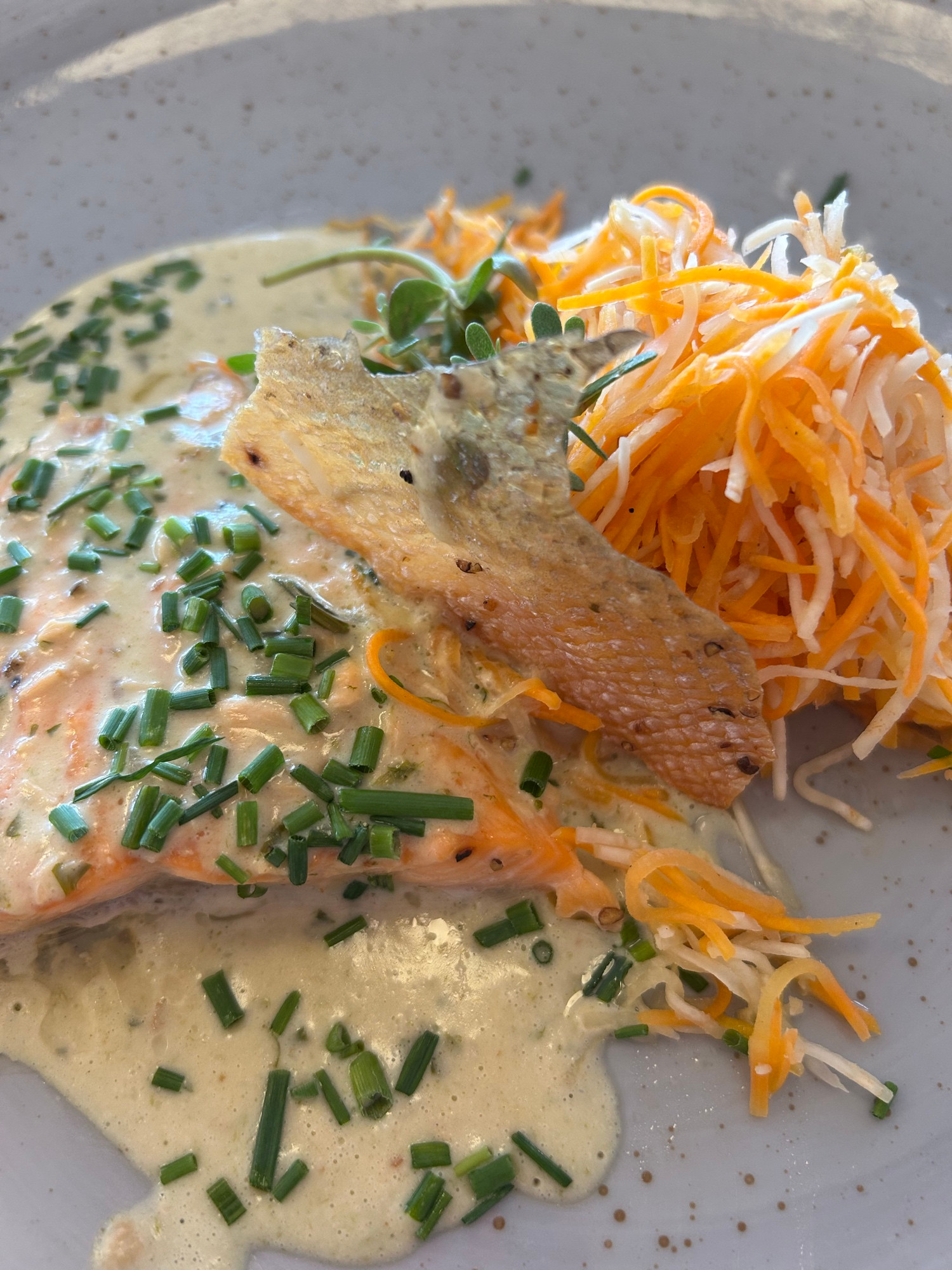 Lachs mit Karottengemüse und Kräutersauce. 