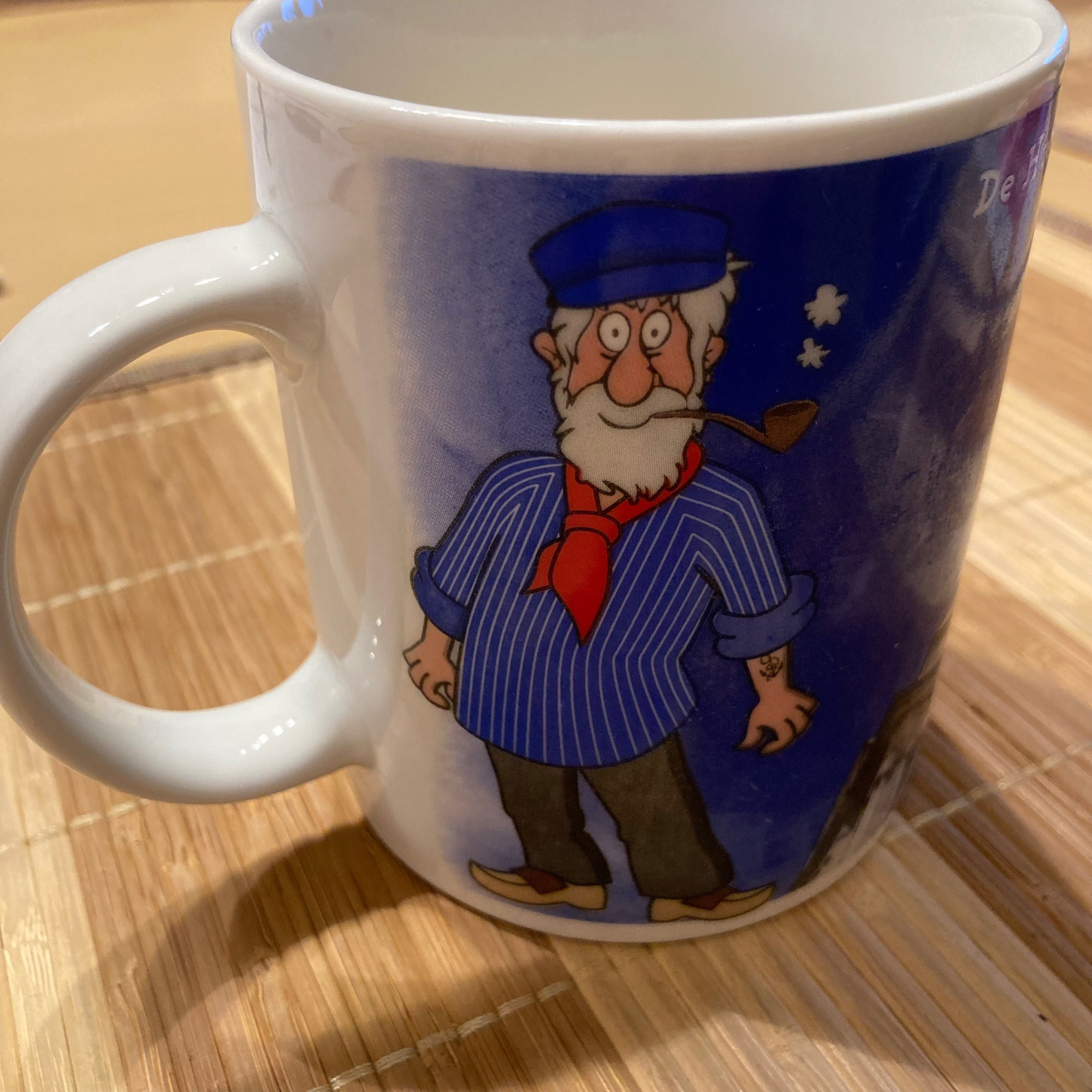 Kaffeetasse mit einem Fischer im Comicdesign