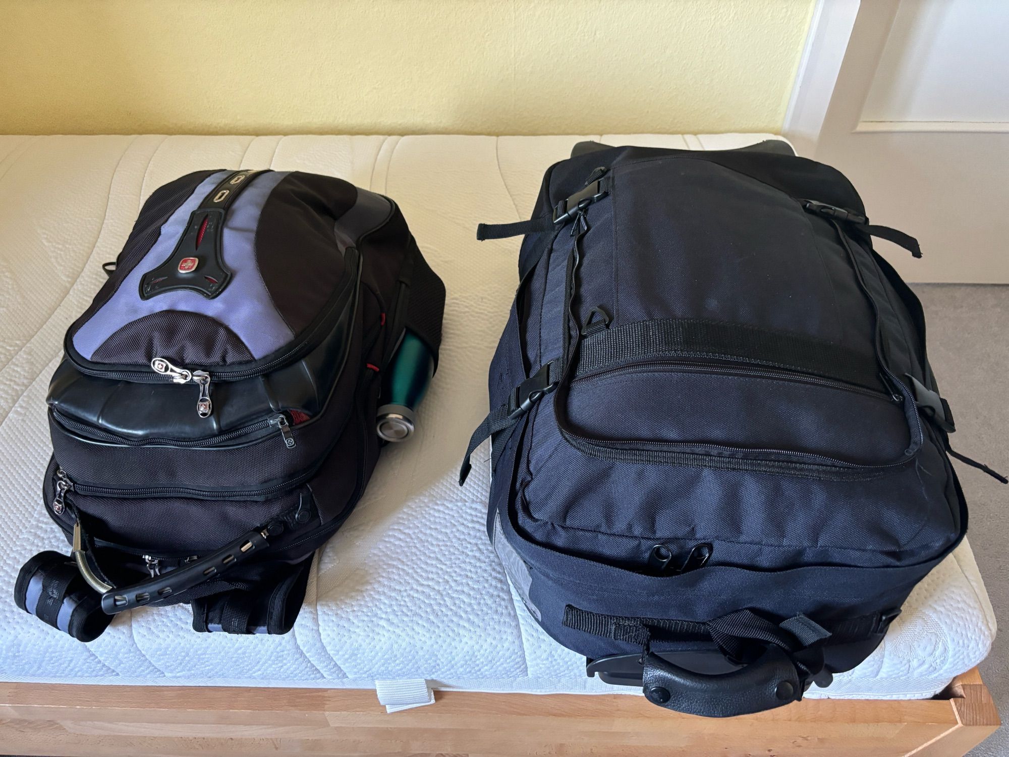 Gepackter Rucksack und Koffer