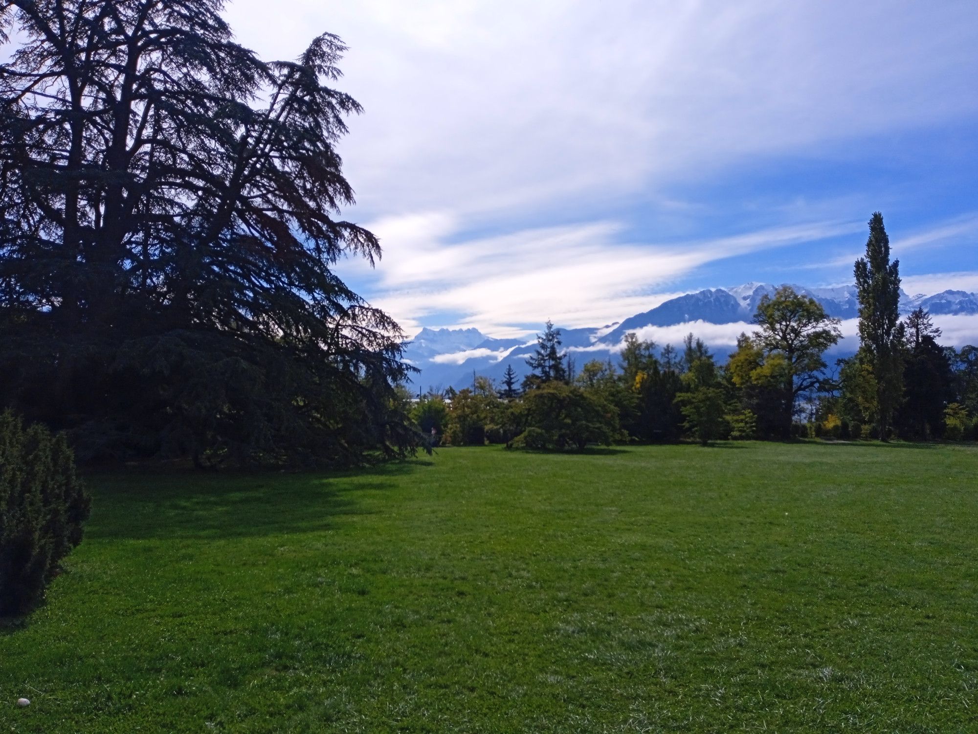 Le parc, vue sur les montagnes du Valais.