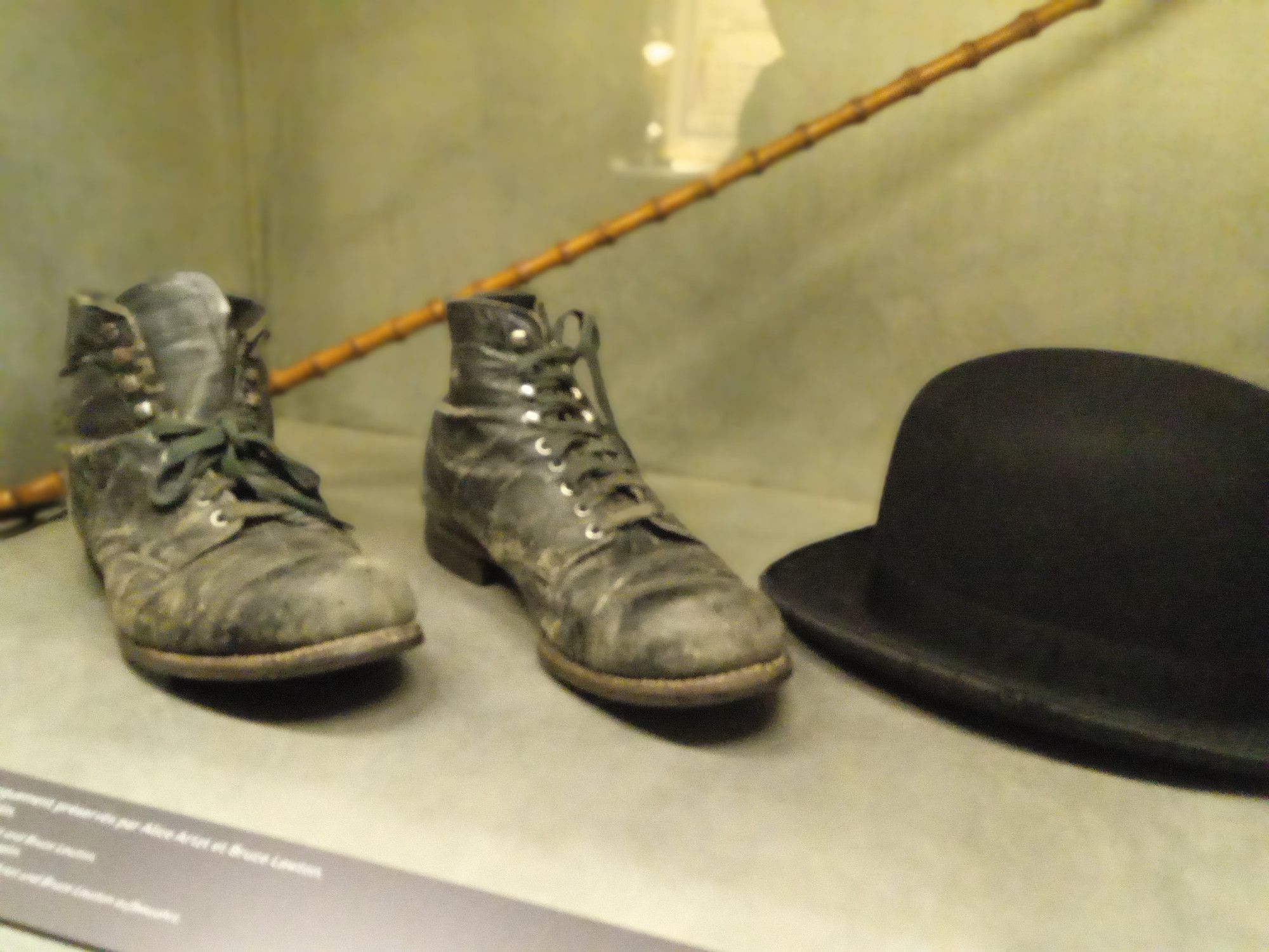 Le chapeau, la canne et les chaussures de Charlot.