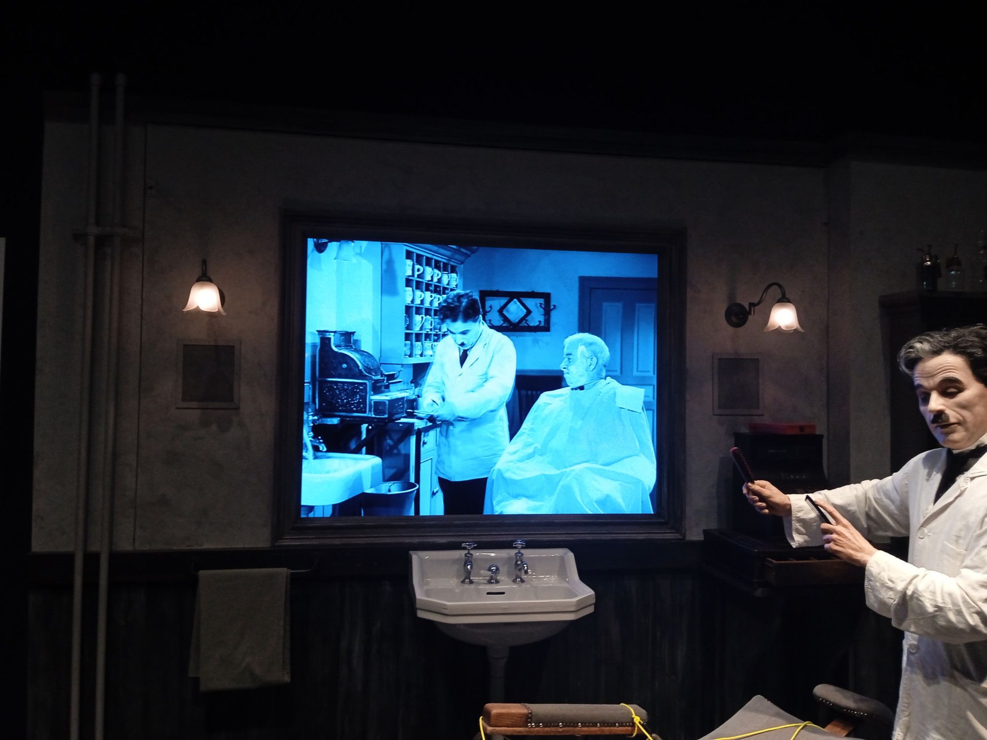 Le barbier, vue du film et reconstruction en statue de cire.