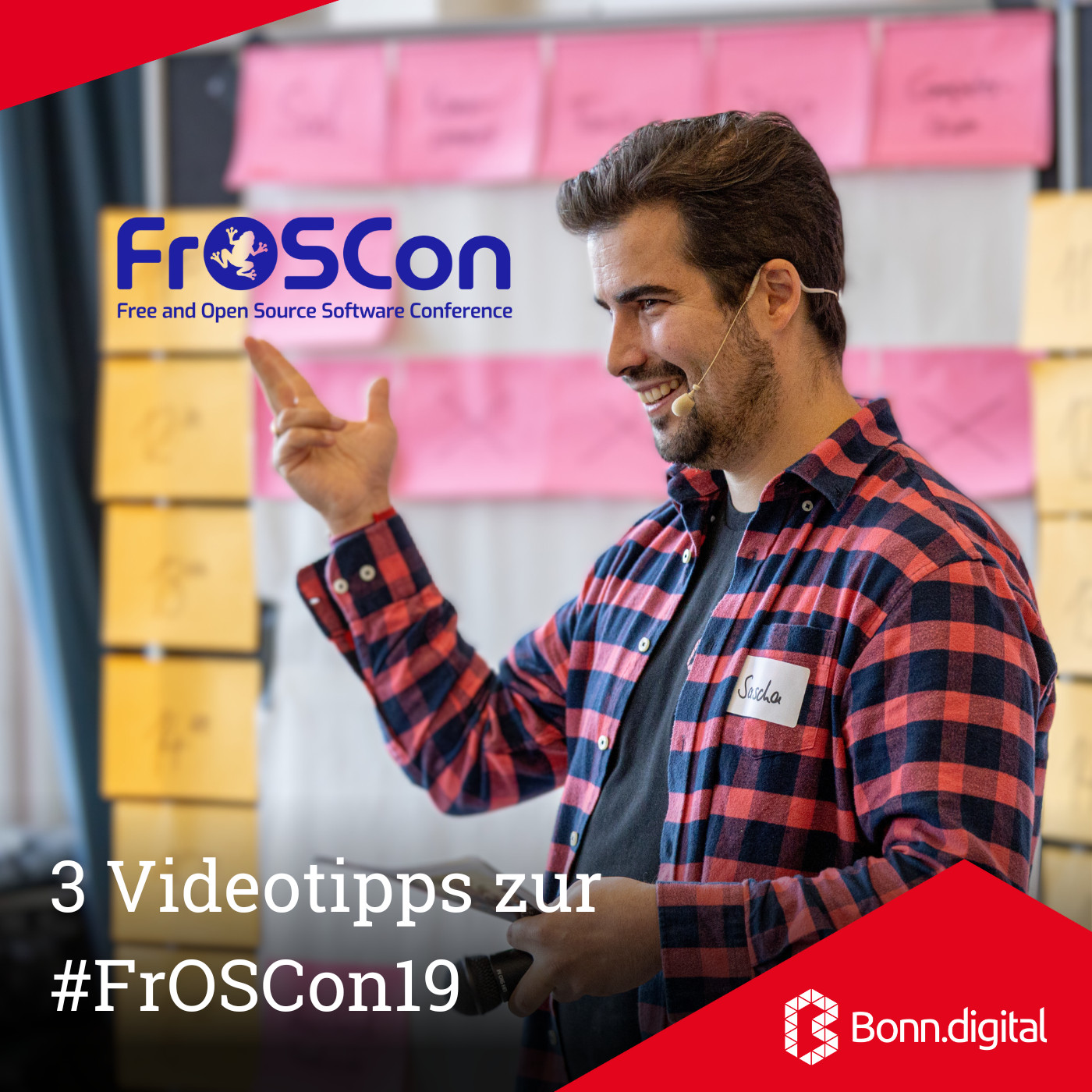 Mann vor Metaplanwand mit bunten Post its 
Aufschrift: 3 Videotipps zur #FrOSCon19