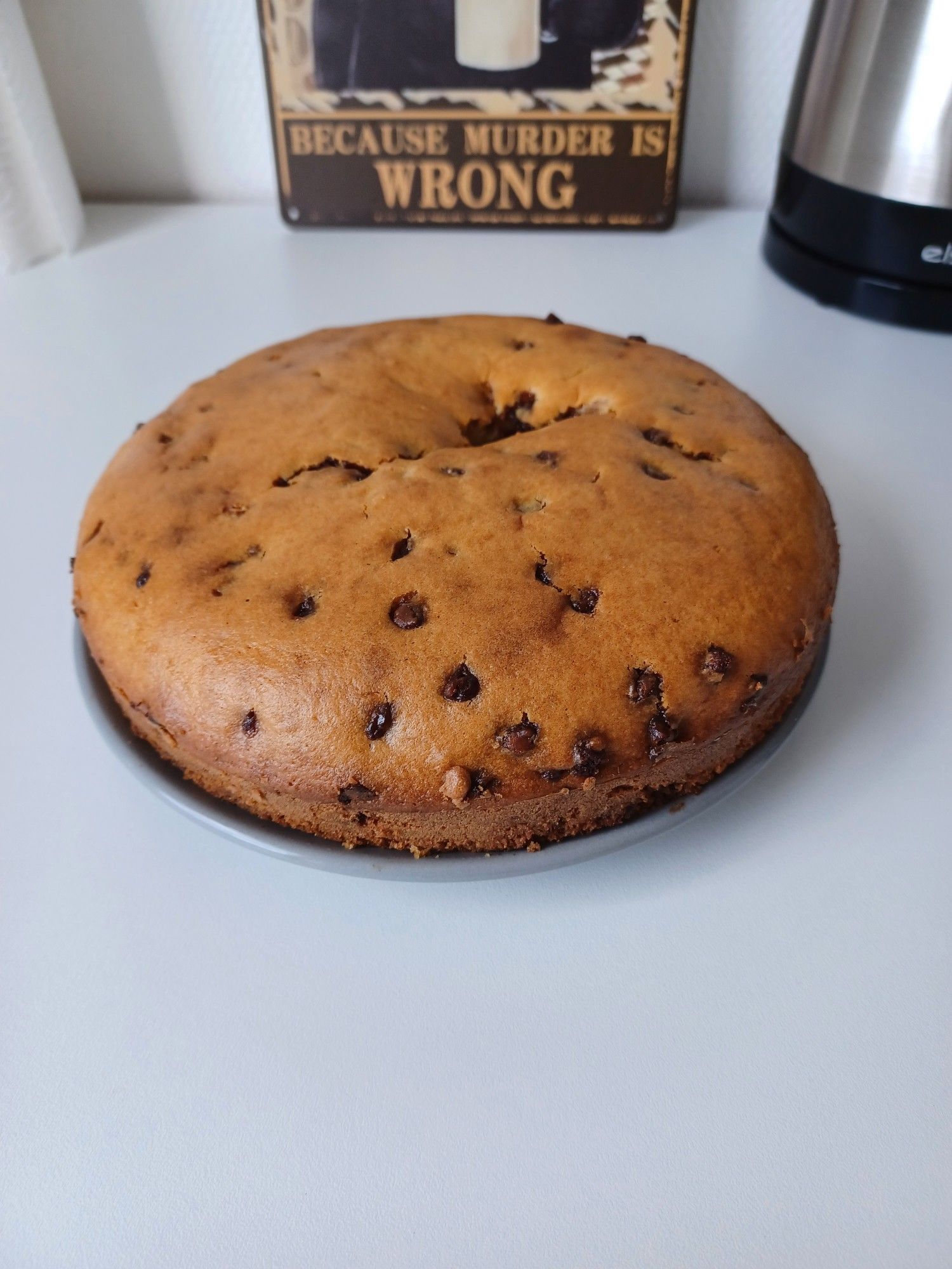 Gâteau rond au mascarpone avec des pépites de chocolat.