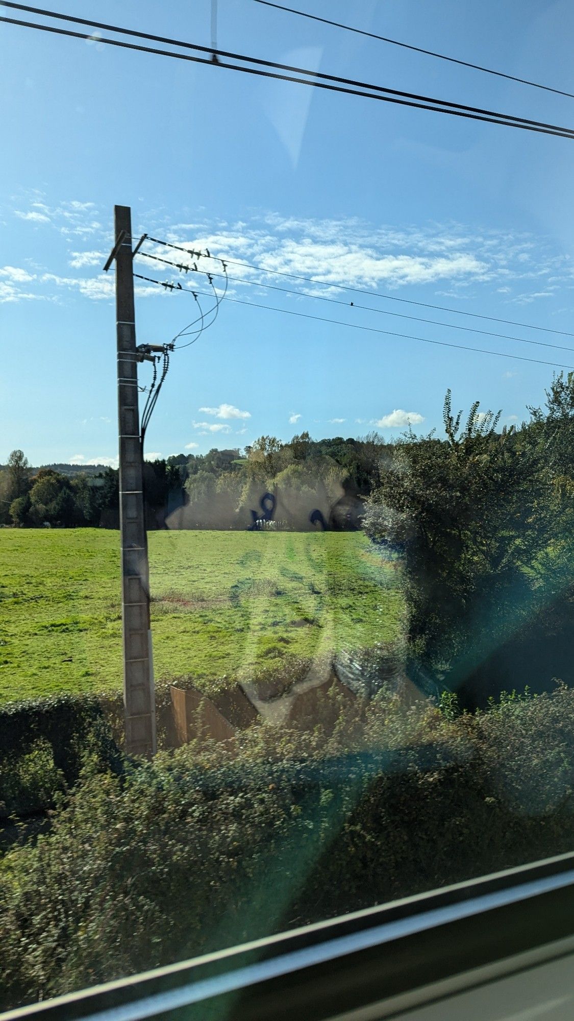 Vue sur la campagne normande depuis le train