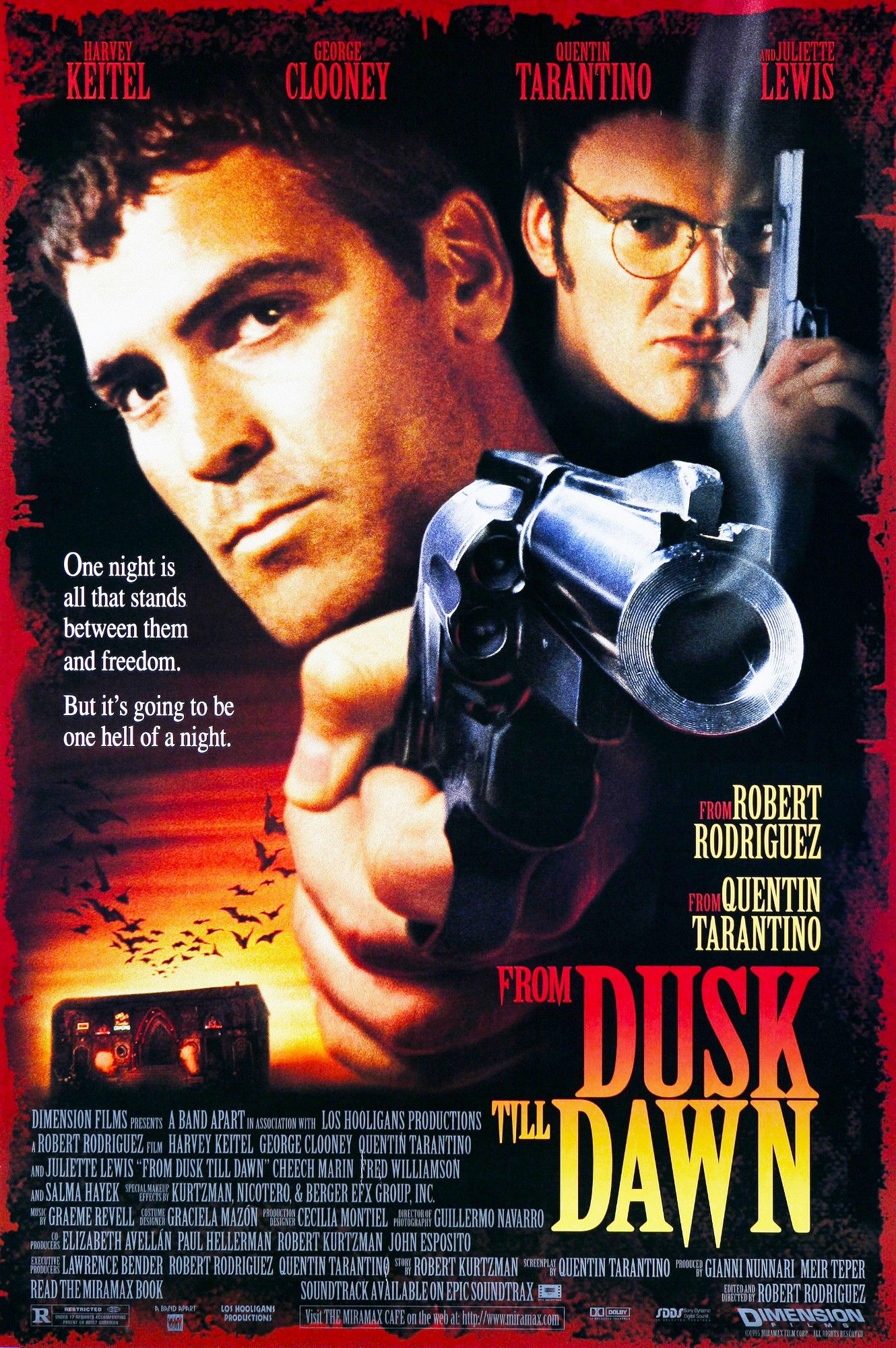 Affiche de From Dusk Till Dawn. Les visage de Georges Clooney et de Tarantino avec leurs dans le ciel nocturne qui surplombe un bâtiment d'où s'envolent des chauve-souris.