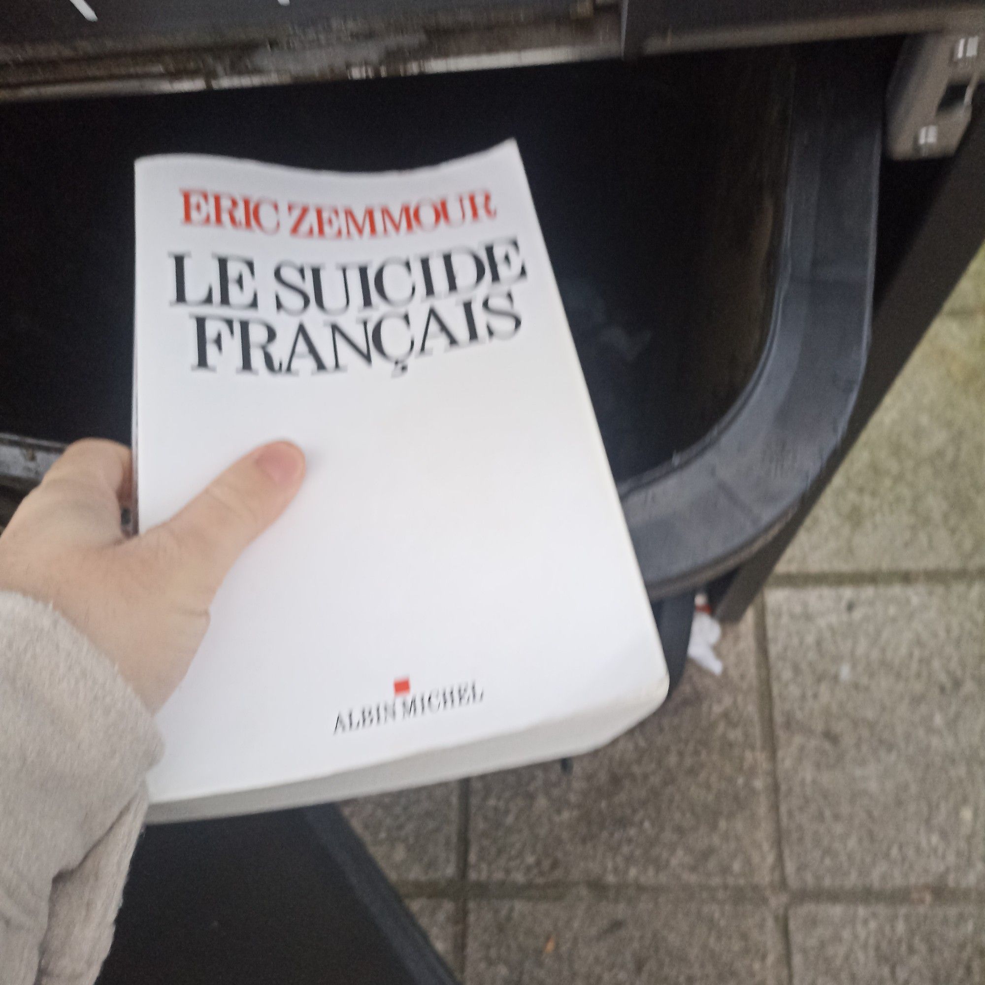 Le livre Zemmour le raciste qui se dirige vers son heureuse destinée.