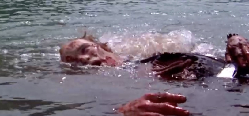 Phil Tippet im blubbernden wasser mit viel Kunstblut - screenshot aus Piranha 1978