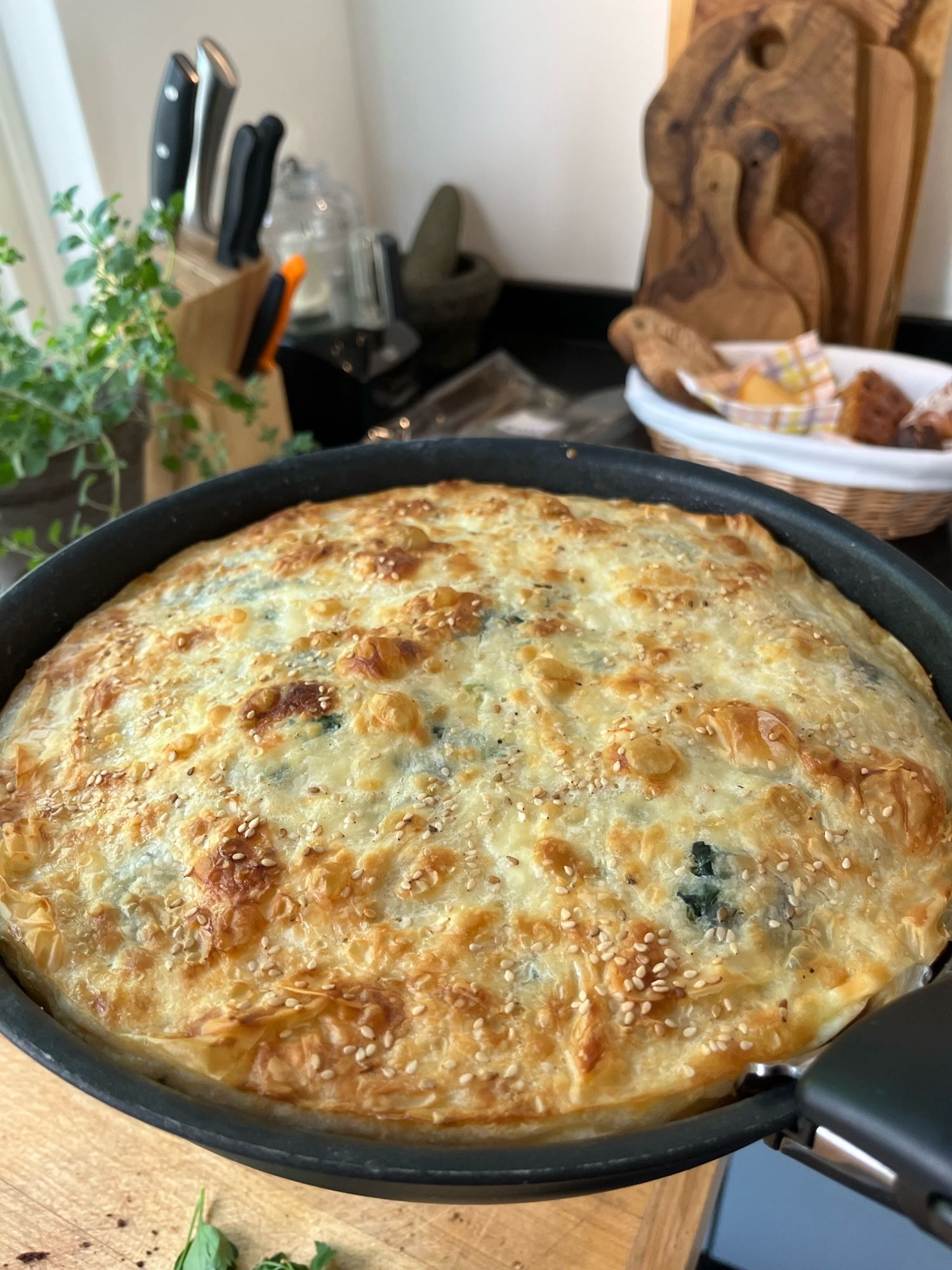 Zwarte ronde ovenpan met börek