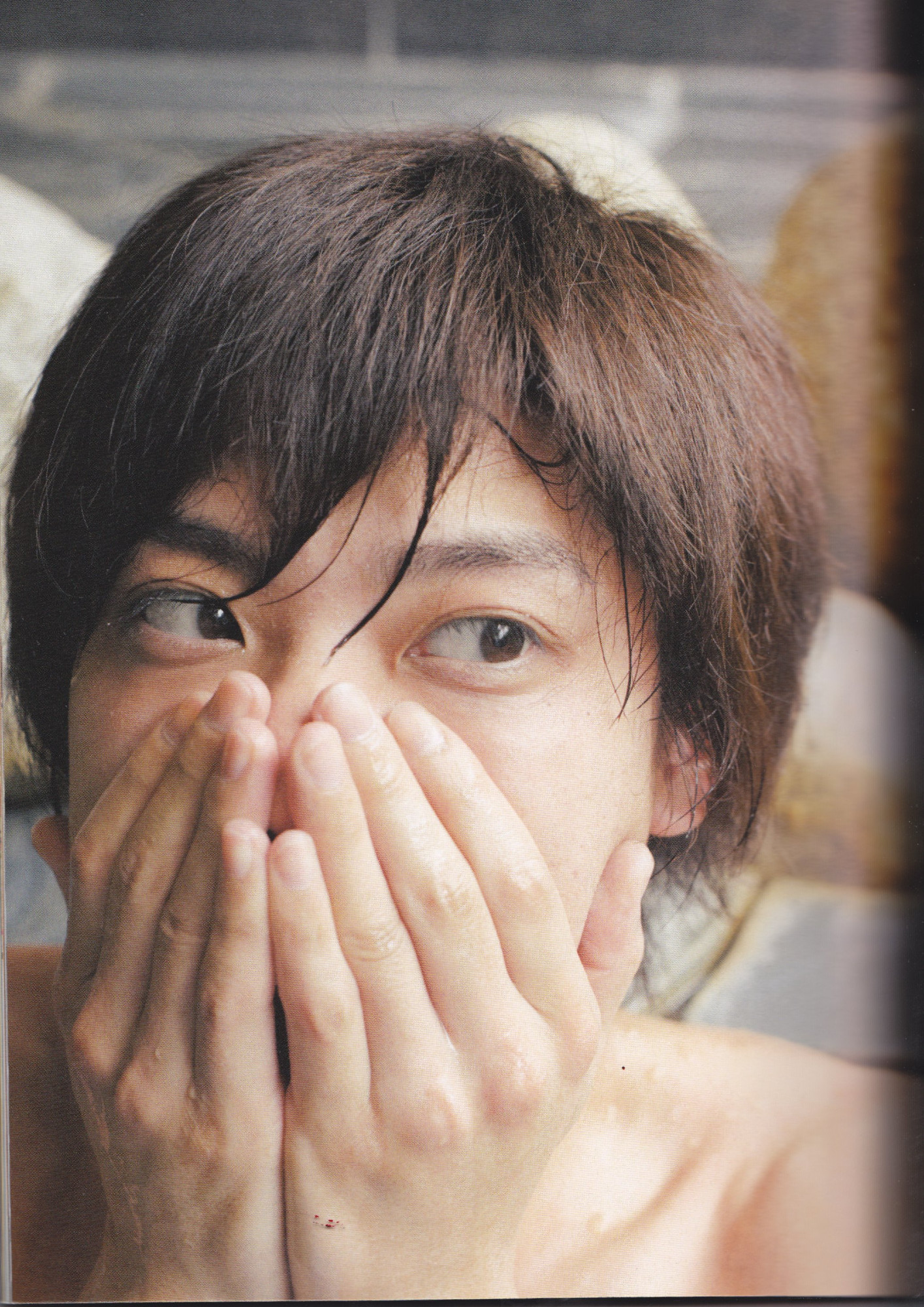 a close up of Hiroki Suzuki (who played GekiRed in GekiRangers) in an onsen, covering his face