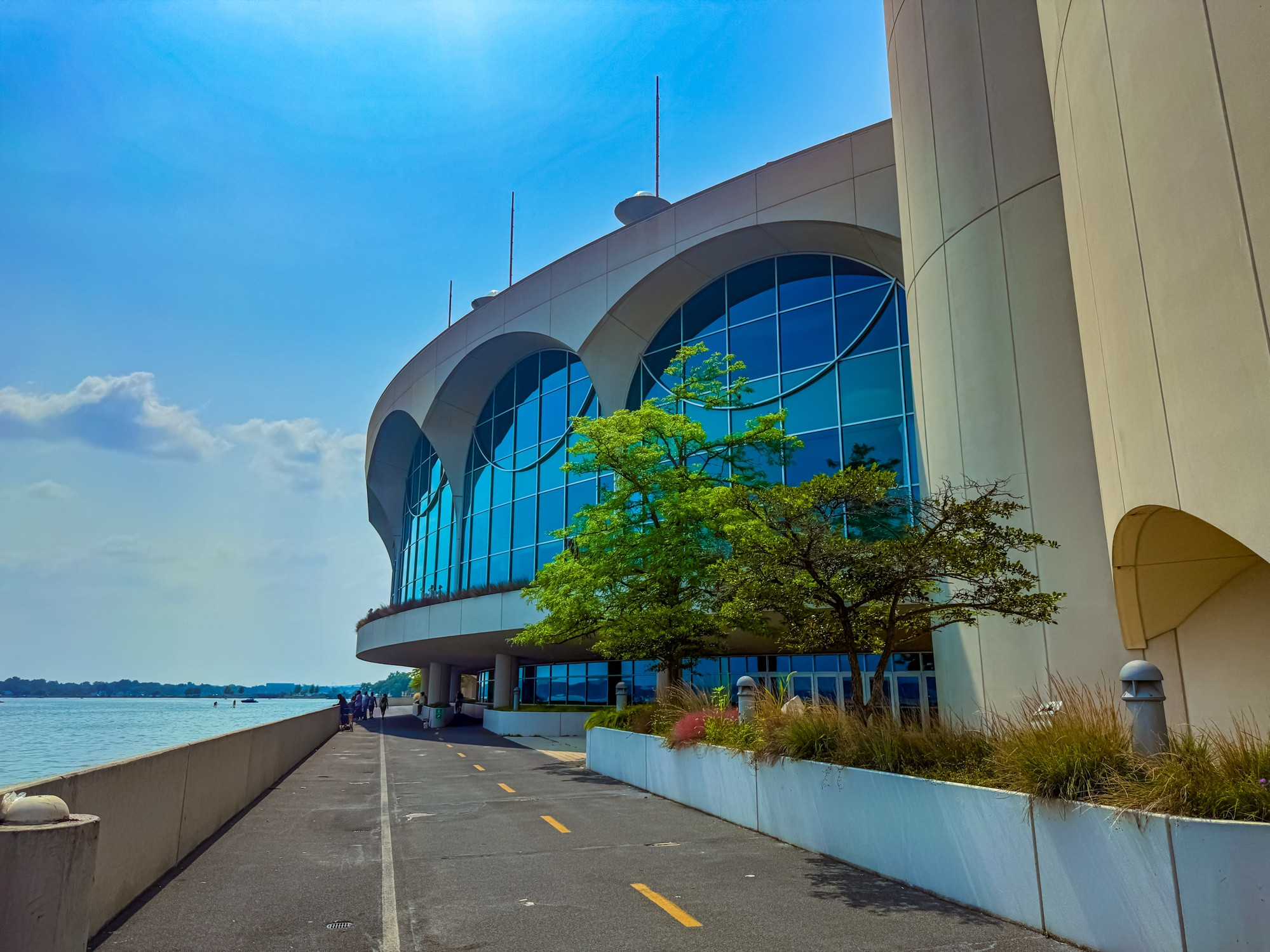 Image of the Monona Terrace, a building with many curved lines designed by Frank Lloyd Wright, along a lake.