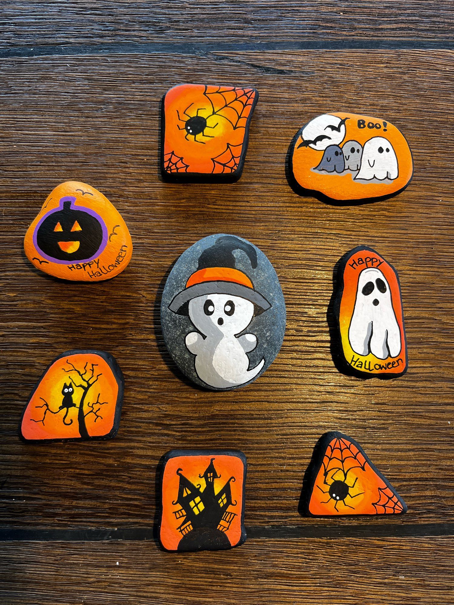 Steine bemalt mit Halloween-Motiven