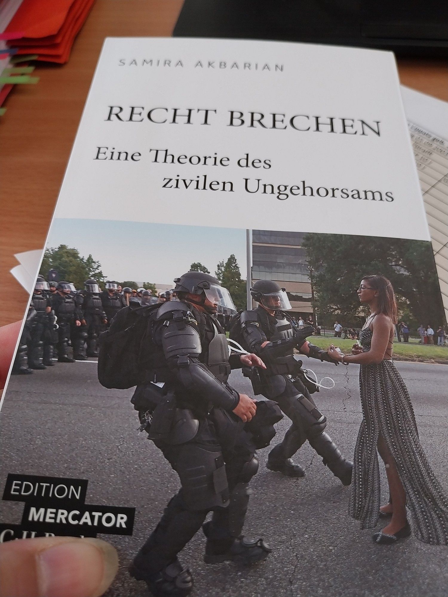 Buch 'Recht brechen - eine Theorie des zivilen Ungehorsams'