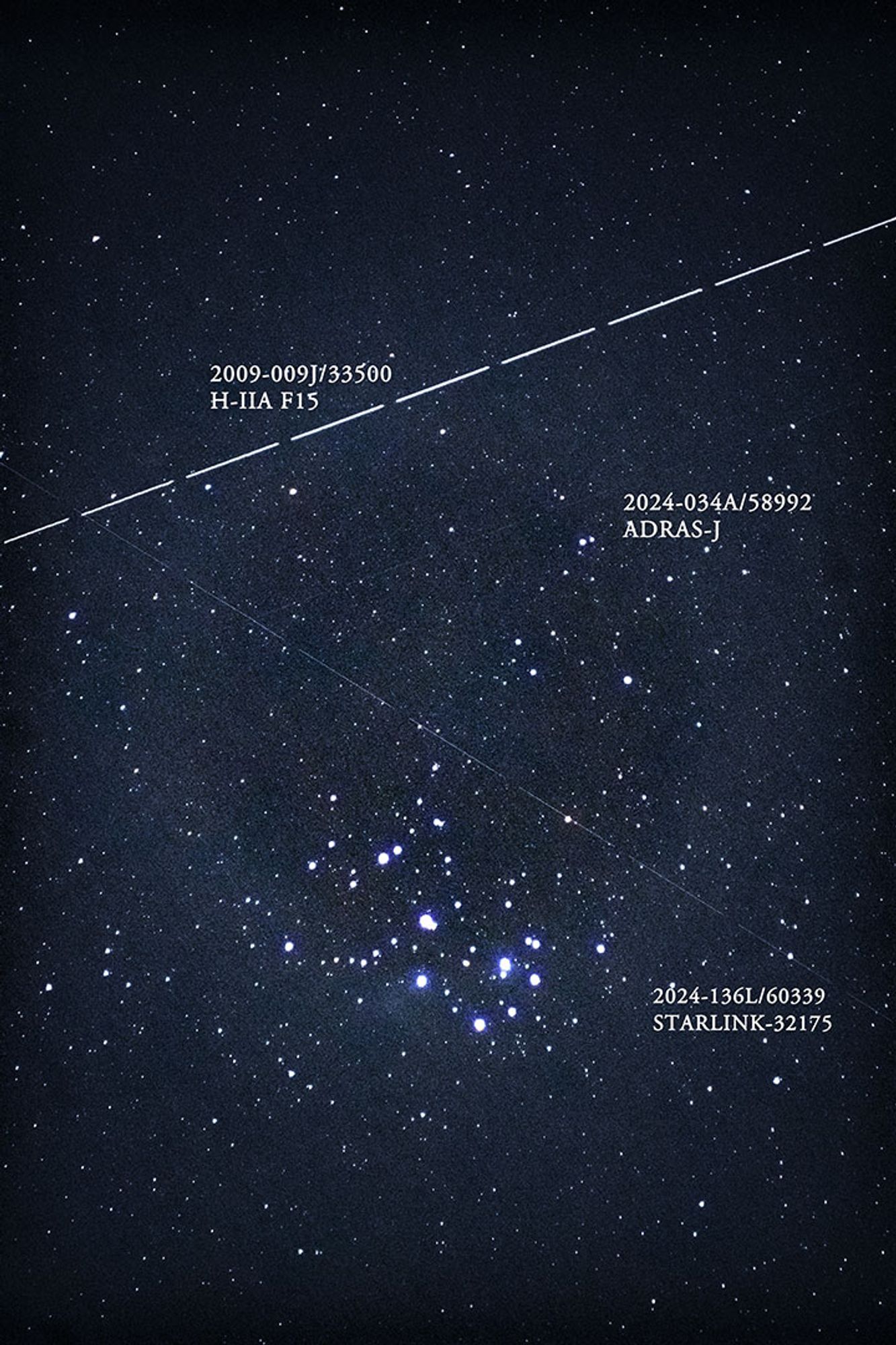 プレアデスの上を通過するH-IIA15号機と、それを追うADRAS-J。
SEQUATORで星を位置合わせして合成。
プレアデスはガスが少し写っている。