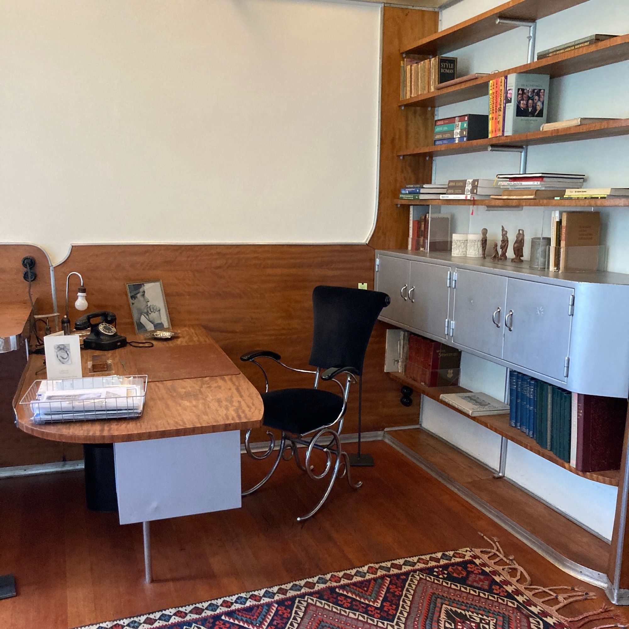 Interieur huis: werktafel met stoel