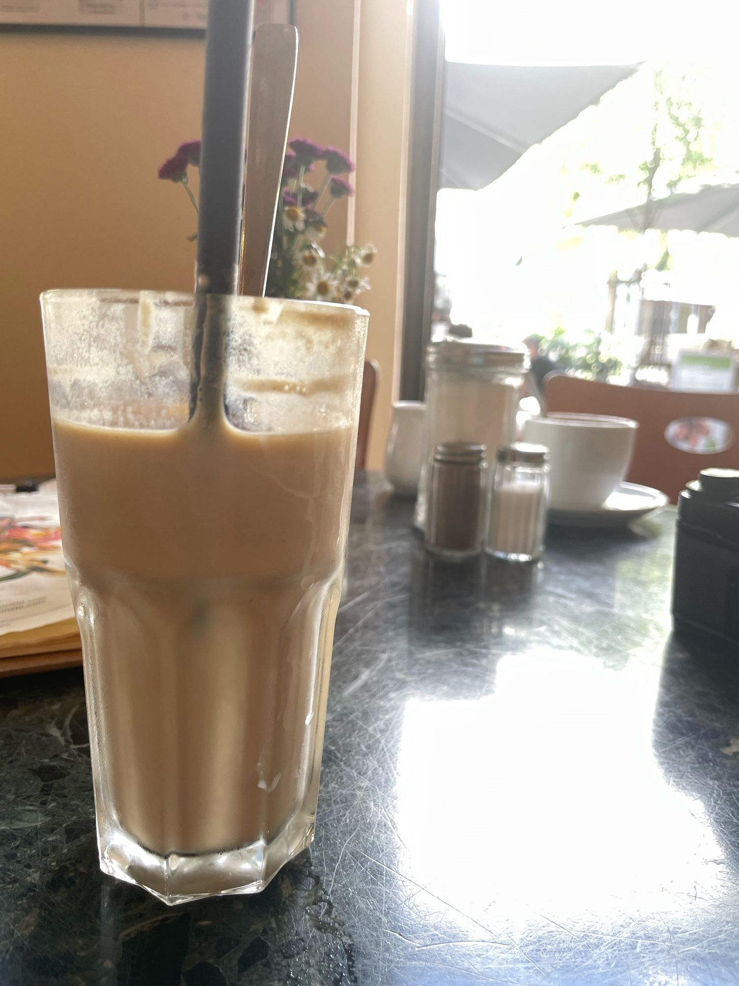 Leicht dunkel eingefärbtes Glas weiße Milch.