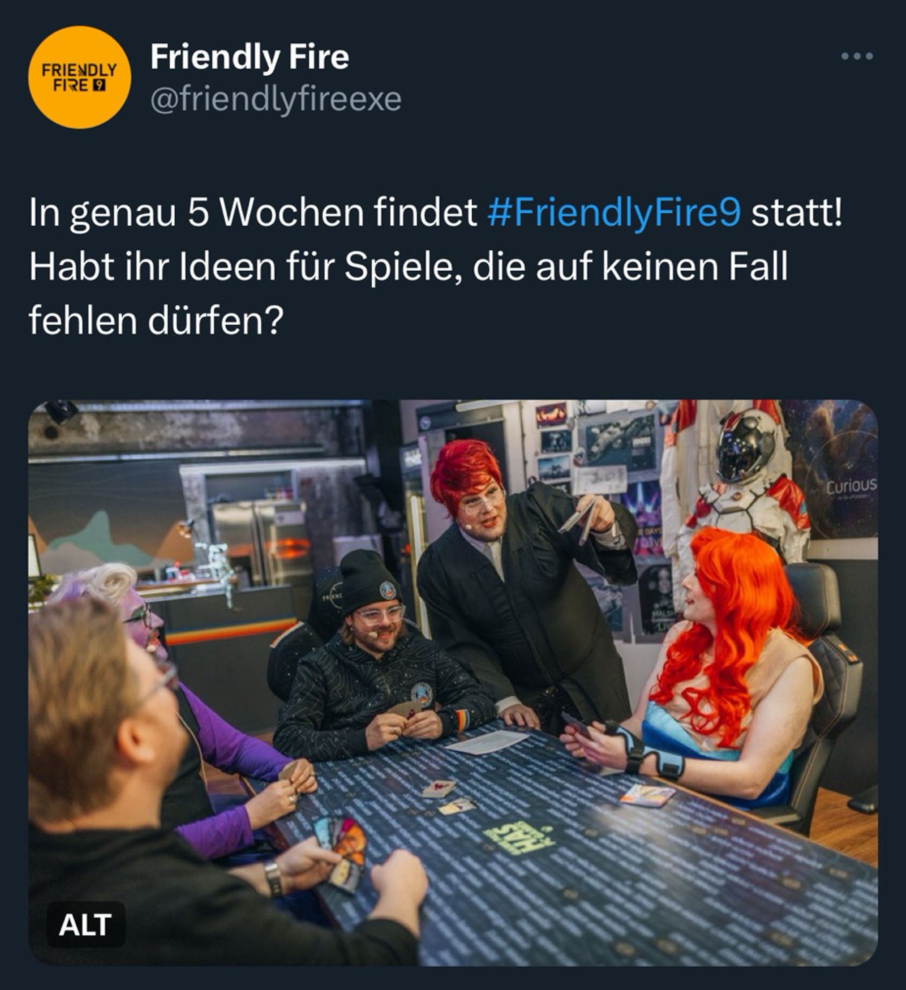 Screenshot von FriendlyFire-Account auf X:
„In genau 5 Wochen findet #FriendlyFire9 statt! Habt ihr Ideen für Spiele, die auf keinen Fall fehlen dürfen?“
Darunter ein Foto von Phunk, Peter, Chris, Jay und Brammen von FriendlyFire 8.
Brammen, verkleidet als Barbara Salesch, erzählt etwas, während am Tisch Mogelmotte gespielt wird.