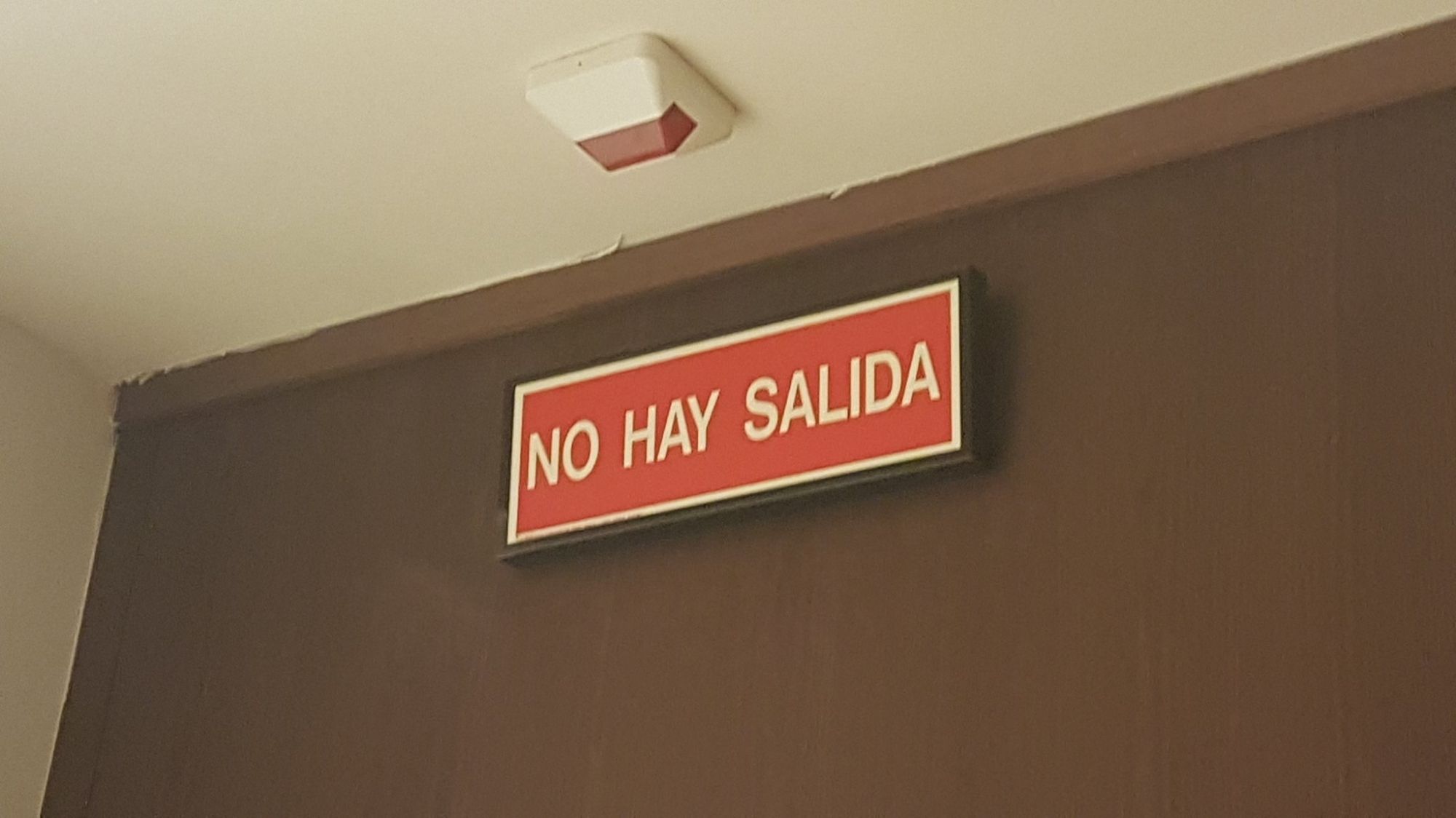 Letrero en una tienda de ropa: "No hay salida".