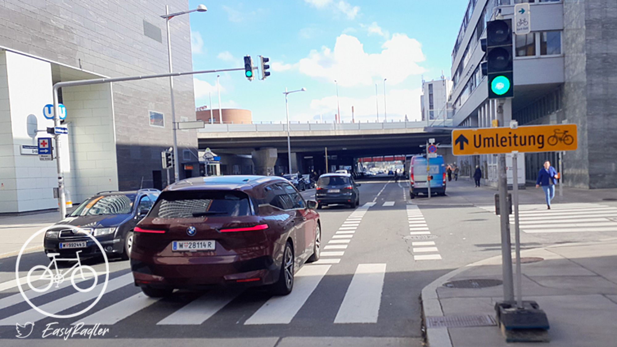 Bildbeschreibung: Die Umleitung führt nur kurz über einen Radweg, der bei der starkbefahrenen Erdbergstraße endet, wo nur noch Bodenmalereien auf den Radverkehr hinweisen. Diese Umleitung ist daher für kleine Kinder total ungeeignet.