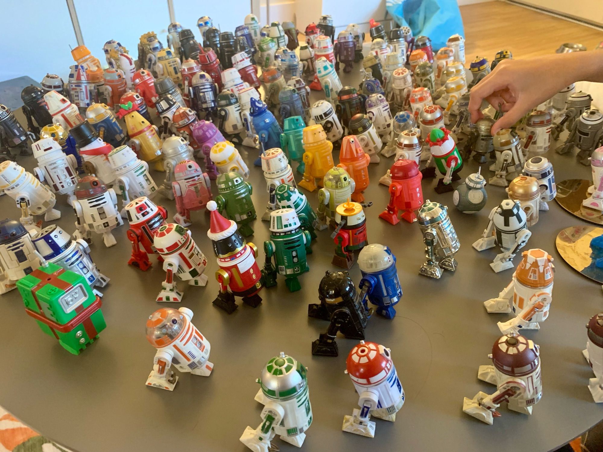 Photo of lots of astromech droids on a coffee table