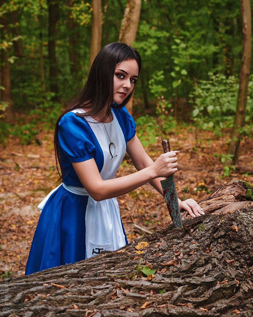 Alice Liddell from Alice: Madness Returns videogame cosplay by Konelli