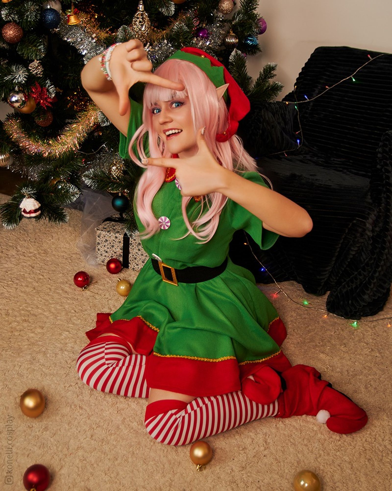 Chika Fujiwara from Kaguya-sama: Love Is War cosplay as Christmas elf by Konelli