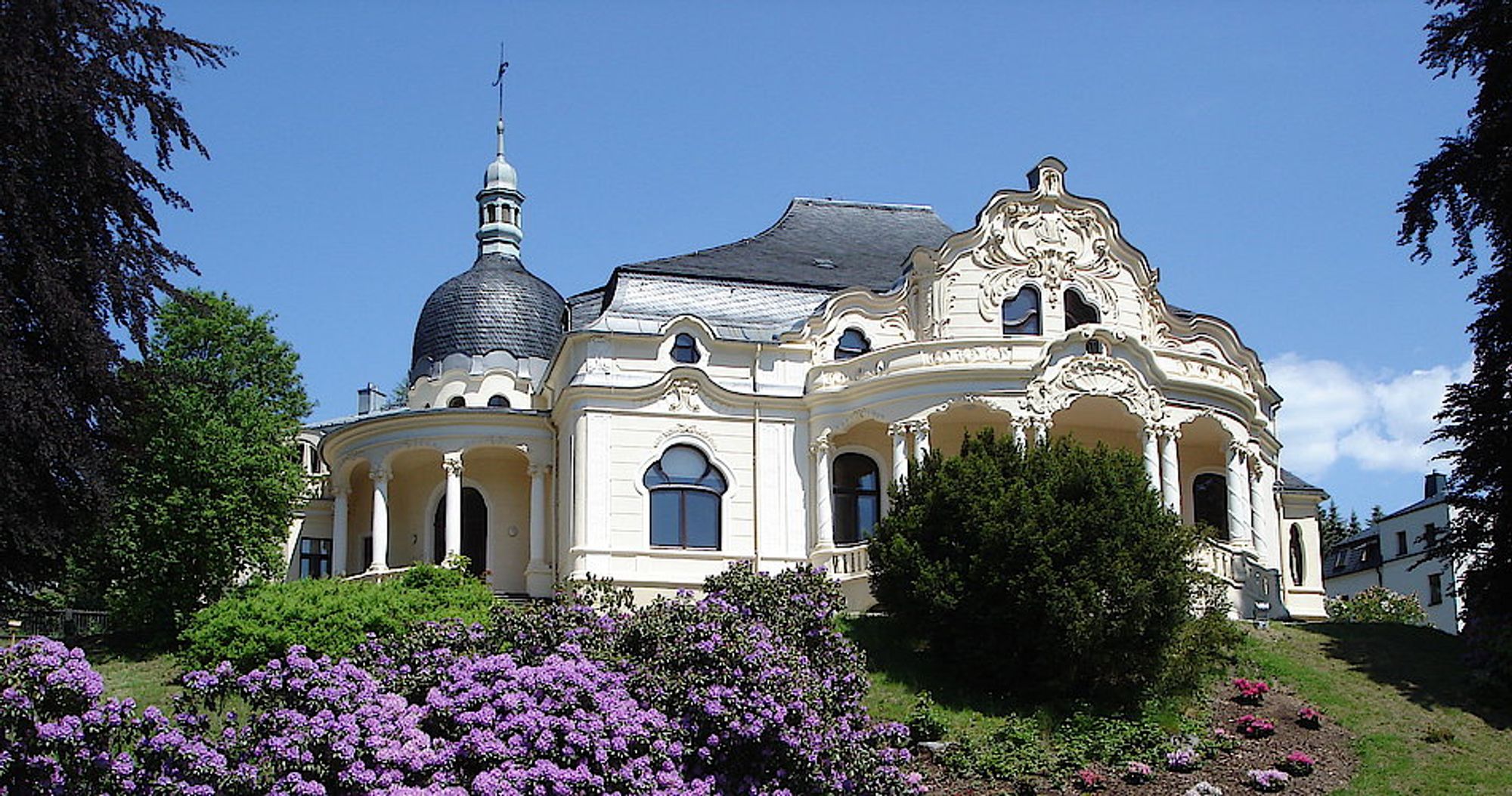 Die Villa Merz ist ein Bauzeugnis aus der Hochzeit des Musikinstrumentenbaus im Vogtland. Eine architektonische Besonderheit der dreigeschossigen Villa in parkähnlicher Hanglage ist die Vereinigung von stilistischen Elementen des Neobarock und des Jugendstil. Bauherr Curt Merz (1875–1954) – Fabrikant und Mitinhaber der Handelsfirma für Musikinstrumente F. T. Merz – ließ die Villa in Markneukirchen für seine Familie errichten.