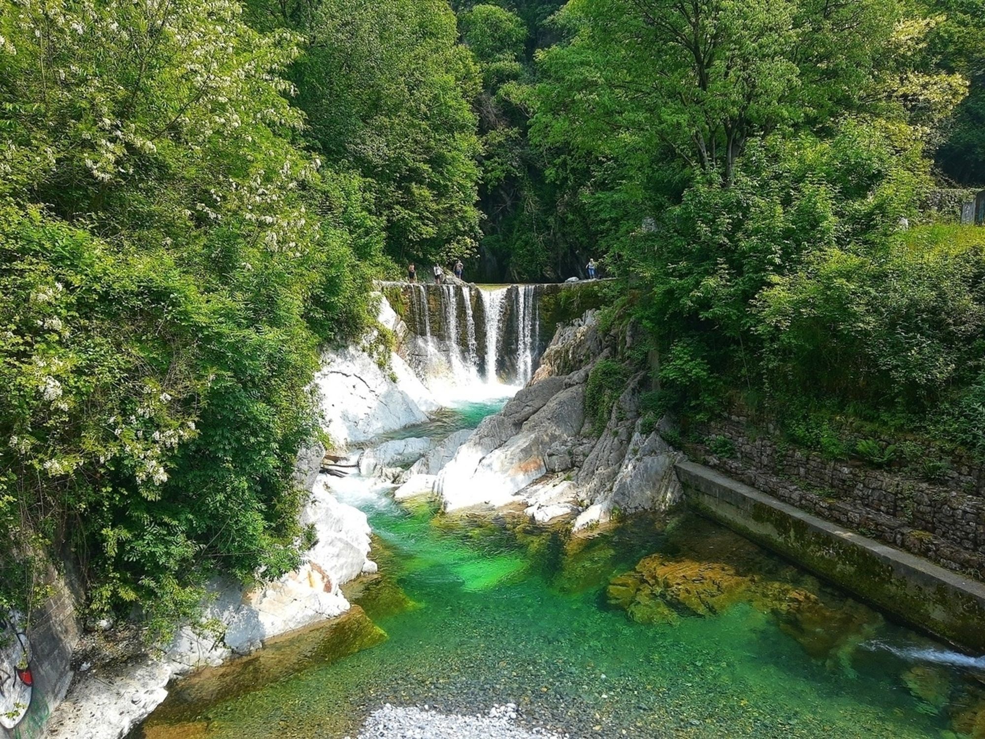 Le cascate viste dall'alto con acqua cristallina con riflessi verdi