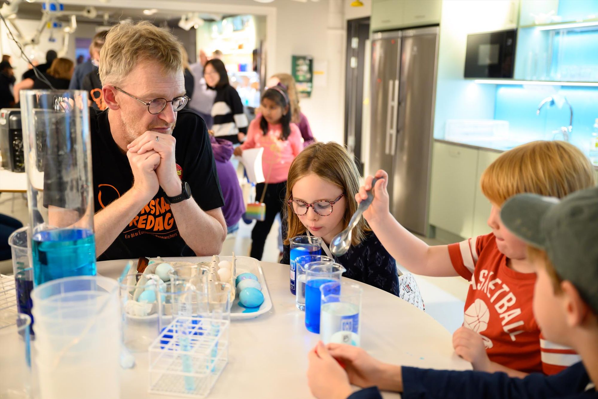 Colorful experiments for kids during the European Researchers' Night at Umeå University. Photo: Gabrielle Beans Picón