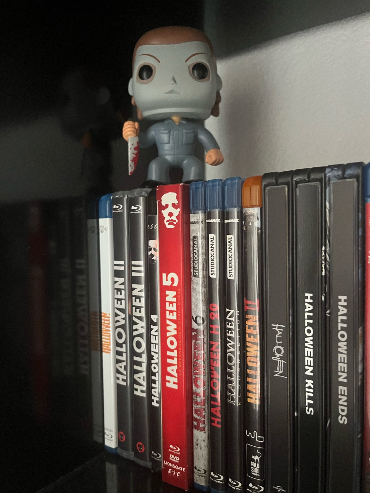 Une Funko de Michael Myers et des Blu-ray de la saga "Halloween".