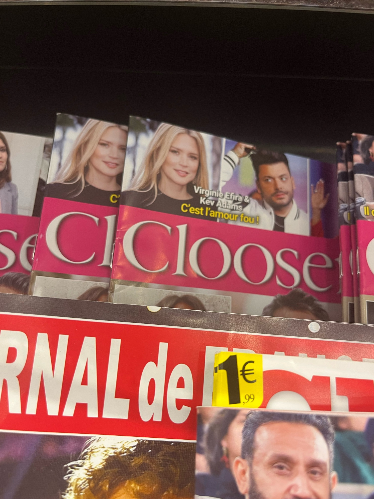 Encart d'une couverture de "Closer" sur lequel il est indiqué que c'est l'amour fou entre Virginie Efira et Kev Adams.