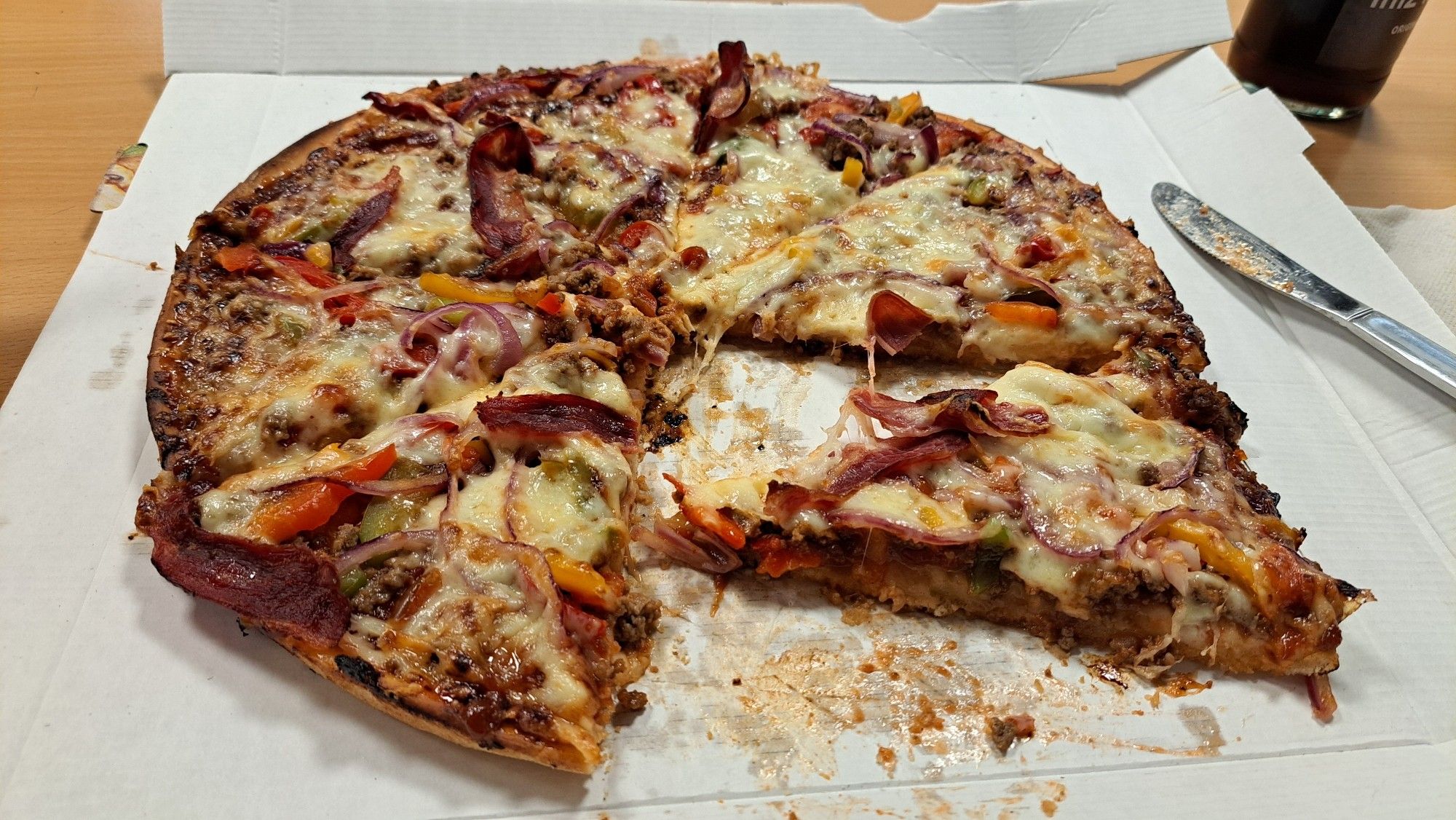 Schmierige BBQ Pizza mit Hack und Bacon und Käse und es wäre die perfekte Pizza für einen Kater