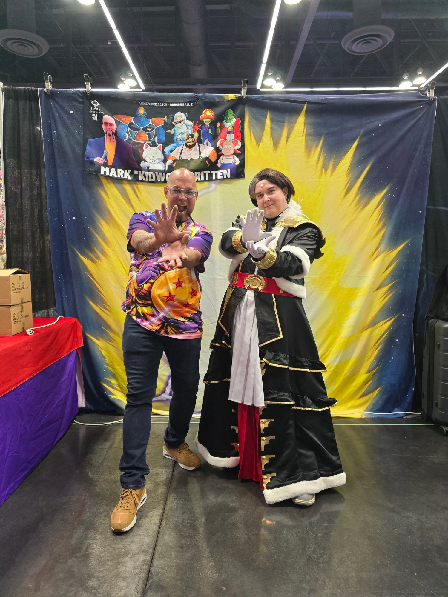 Michea cosplaying as Emet-Selch from FFXIV posing with Mark Kidwok Britten at Rose City Comic Con.