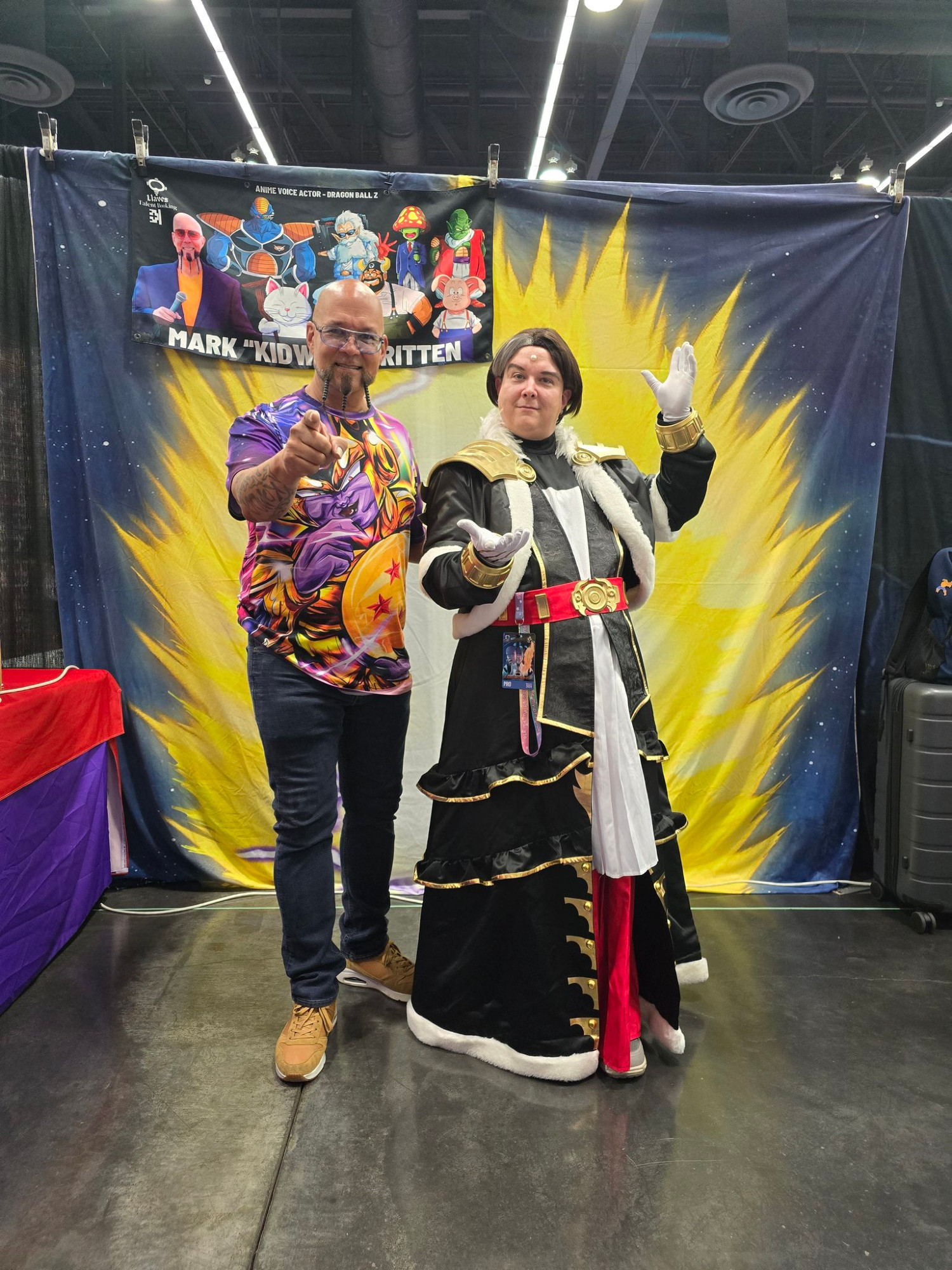 Michea cosplaying as Emet-Selch from FFXIV posing with Mark Kidwok Britten at Rose City Comic Con.