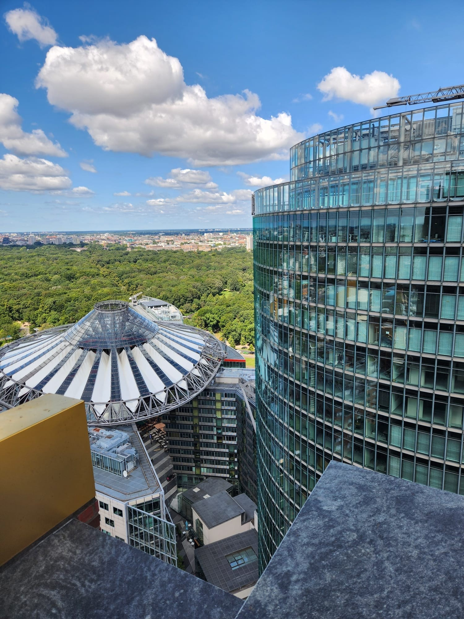 Blick auf den Potsdamer Platz mit der grünen Lunge Berlins (Tiergarten).