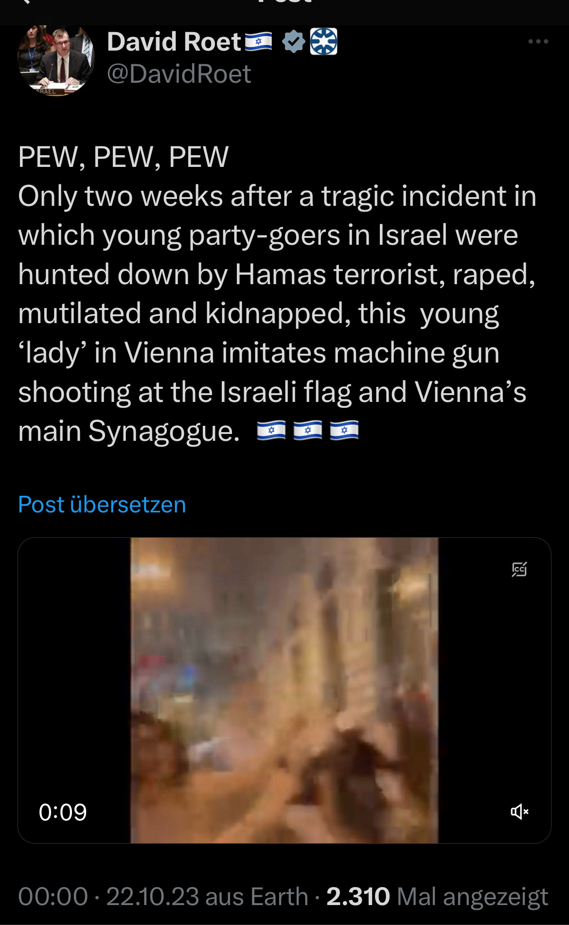 Tweet David Roet, 22.10.23, 00:00 Uhr: „PEW, PEW, PEW Only two weeks after a tragic incident in which young party-goers in Israel were hunted down by Hamas terrorist, raped, mutilated and kidnapped, this  young ‘lady’ in Vienna imitates machine gun shooting at the Israeli flag and Vienna’s main Synagogue.“