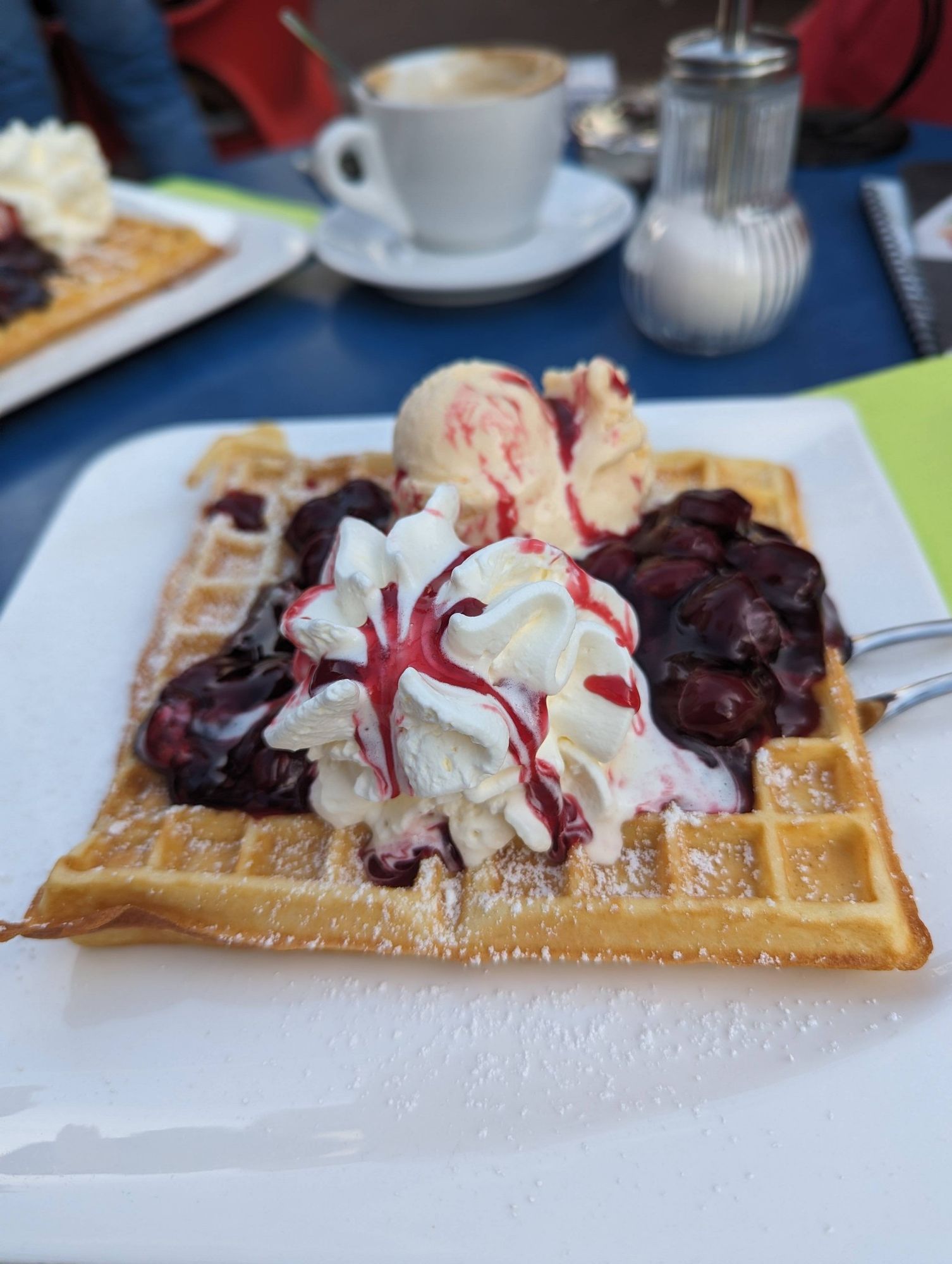 Waffel mit Vanilleeis, Kirschen und Sahne