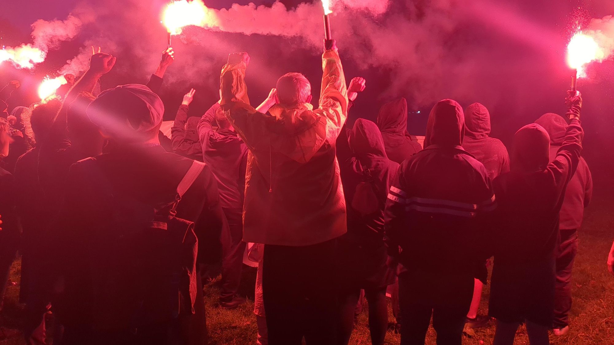 Die Gruppe vom ersten Bild, von hinten aufgenommen.