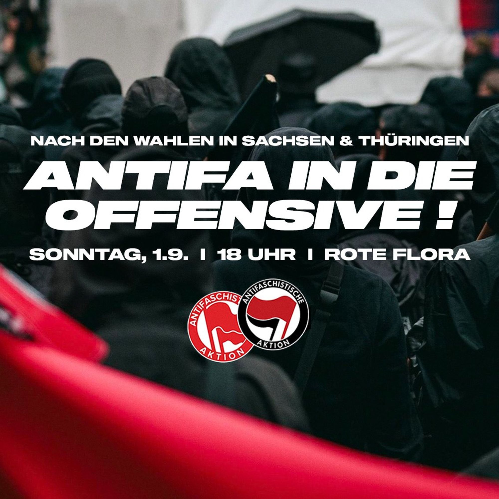 Vor einem Bild eines schwarzen Blocks steht: Nach den Wahlen in Sachsen und Thüringen - Antifa in die Offensive! - Sonntag, 1.9. | 18 Uhr | Rote Flora. Darunter zwei Antifa-Logos: Das historische in Rot gehaltene und das moderne mit roter und schwarzer Fahne.