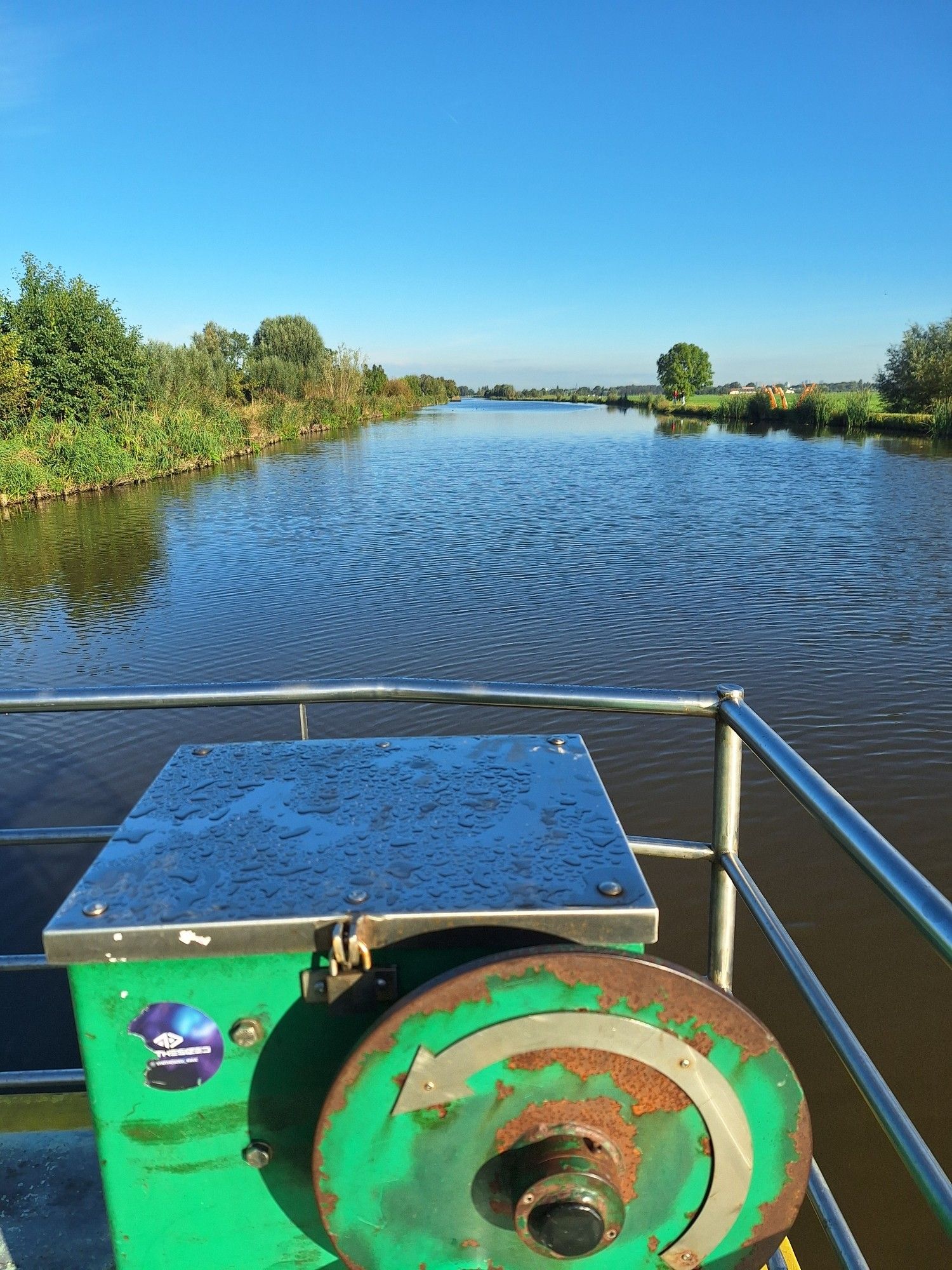 Trekschuit bij het gemaal van de Duifpolder over de Vlaardingervaart.